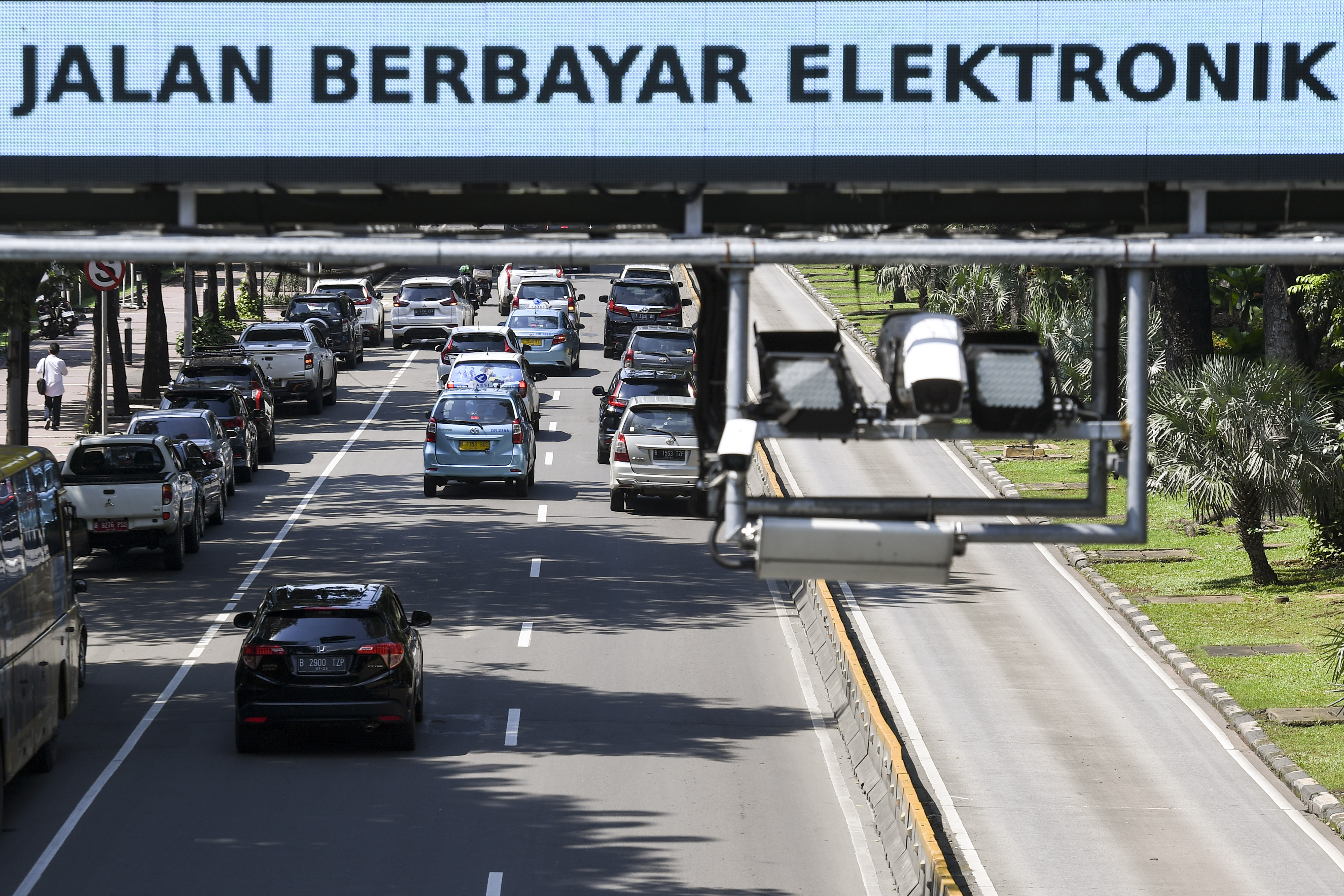 Kendaraan bermotor melintas di bawah alat Sistem Jalan Berbayar Elektronik (ERP) di Jalan Medan Merdeka Barat, Jakarta.