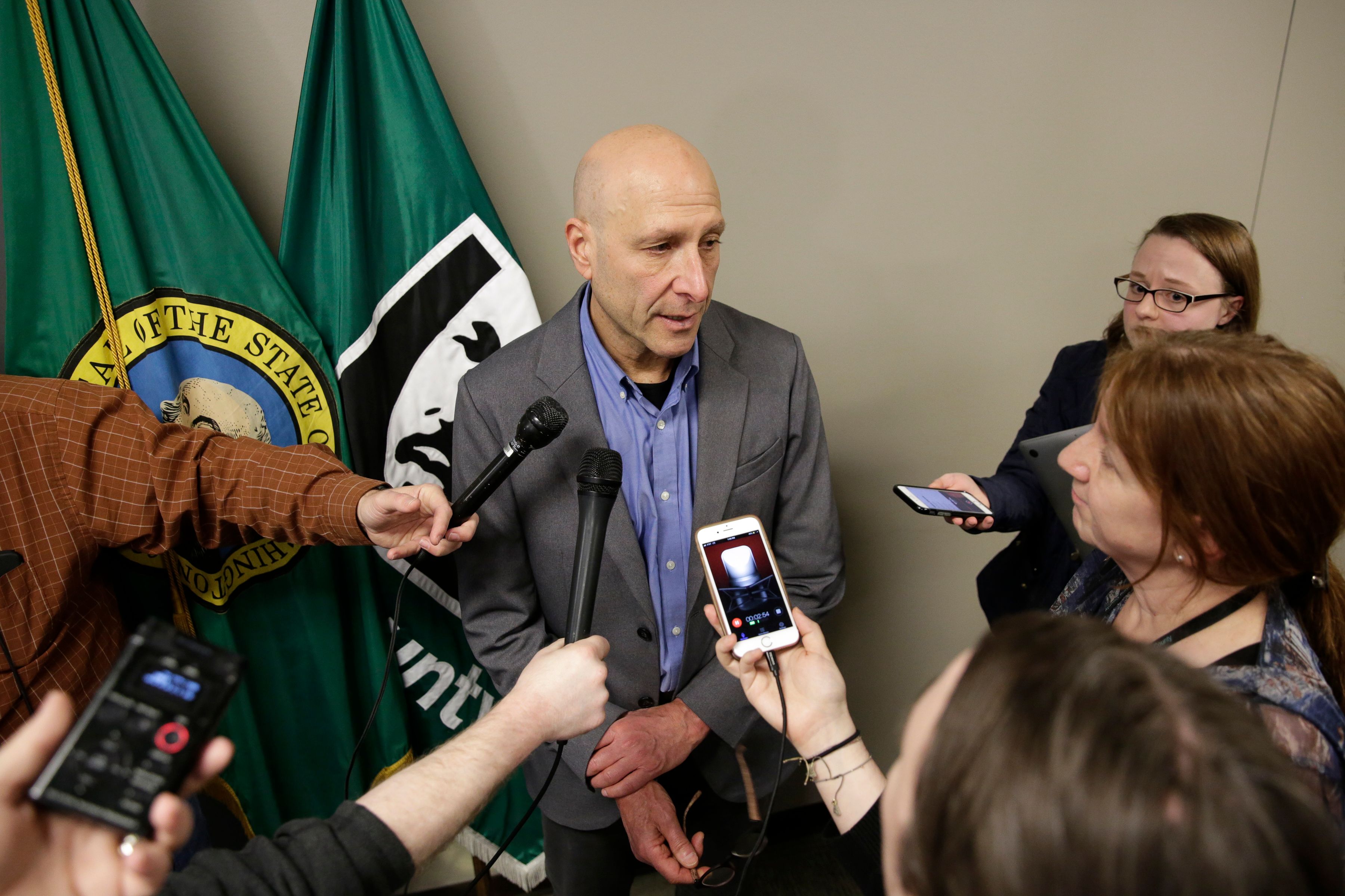 Otoritas Kesehatan King County Jeff Duchin memberi keterangan pers setelah seorang warganya tewas karena virus korona.