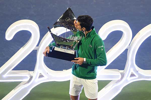Petenis Serbia Novak Djokovic mencium piala yang dia dapatkan setelah menjuarai Dubai Duty Free Tennis Championships pada akhir pekan lalu.