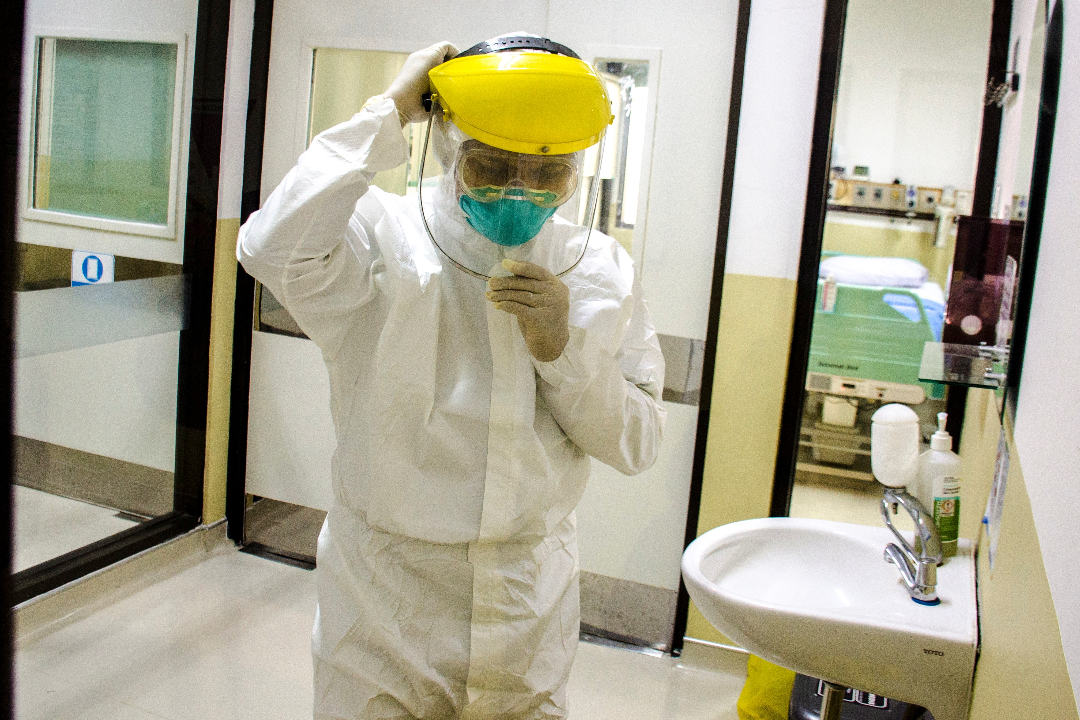 Petugas saat mengontrol Ruangan Isolasi Infeksi Khusus Kemuning Rumah Sakit Dokter Hasan Sadikin (RSHS), di Bandung, Jawa Barat.