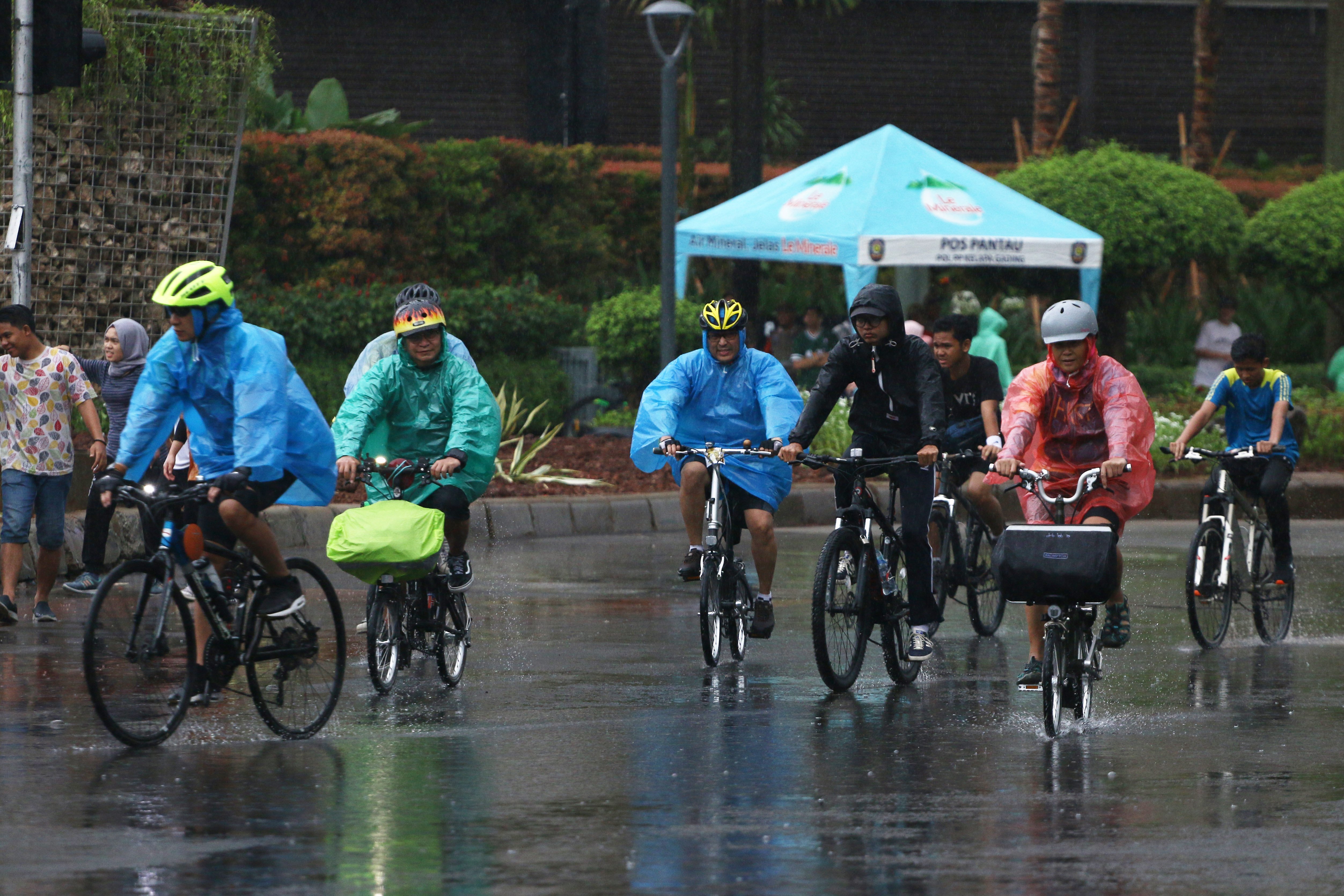Warga beraktivitas saat Car Free Day (CFD) di kawasan Bundaran HI, Jakarta.