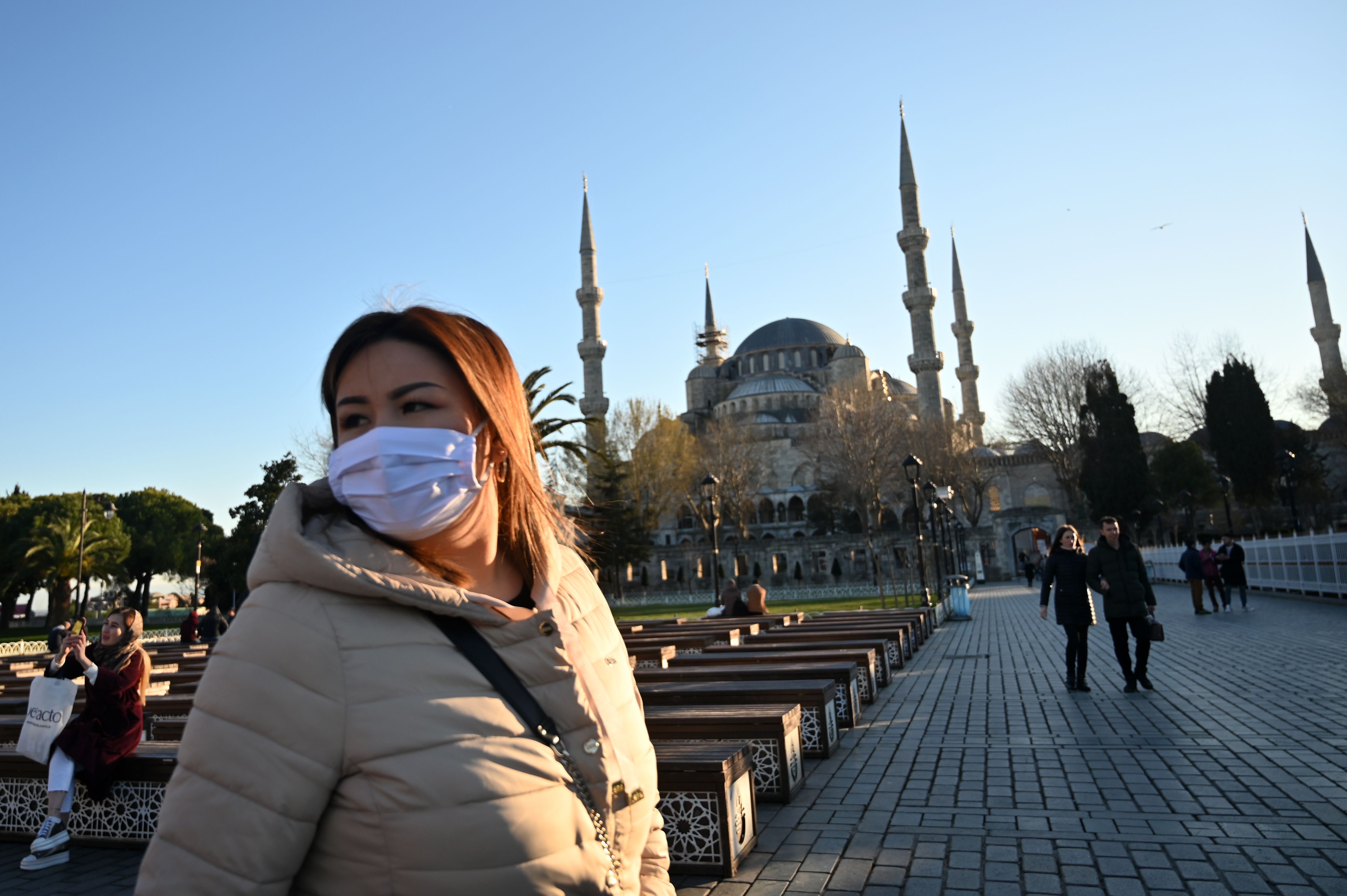 Seorang perempuan memakai masker untuk melindungi diri di Mesjid Sultanahmet pada 17 Maret