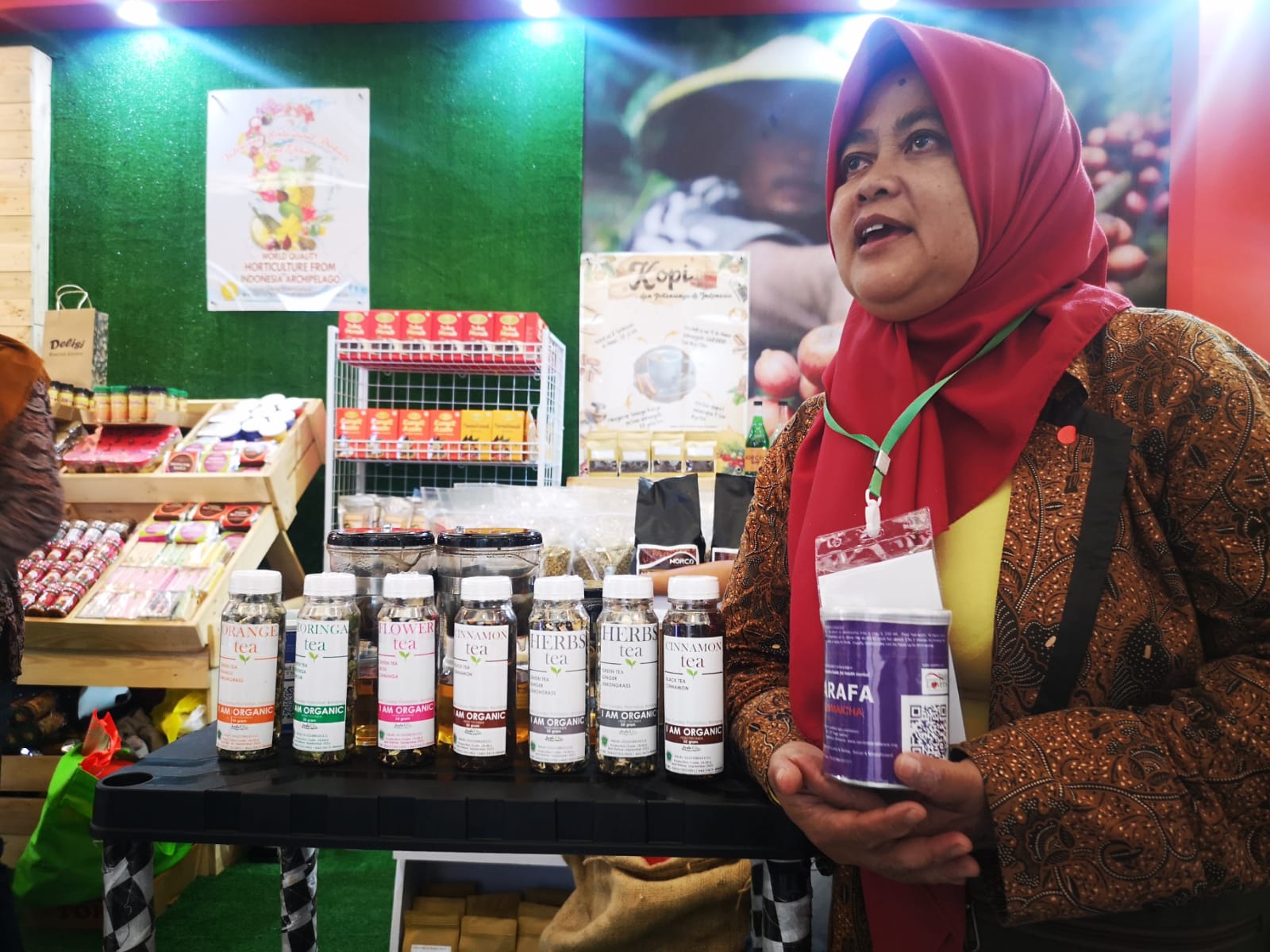  Pendiri Arafa Tea, Ipah, dengan produk pertanian andalanya yang diekspor ke mancanegara. 