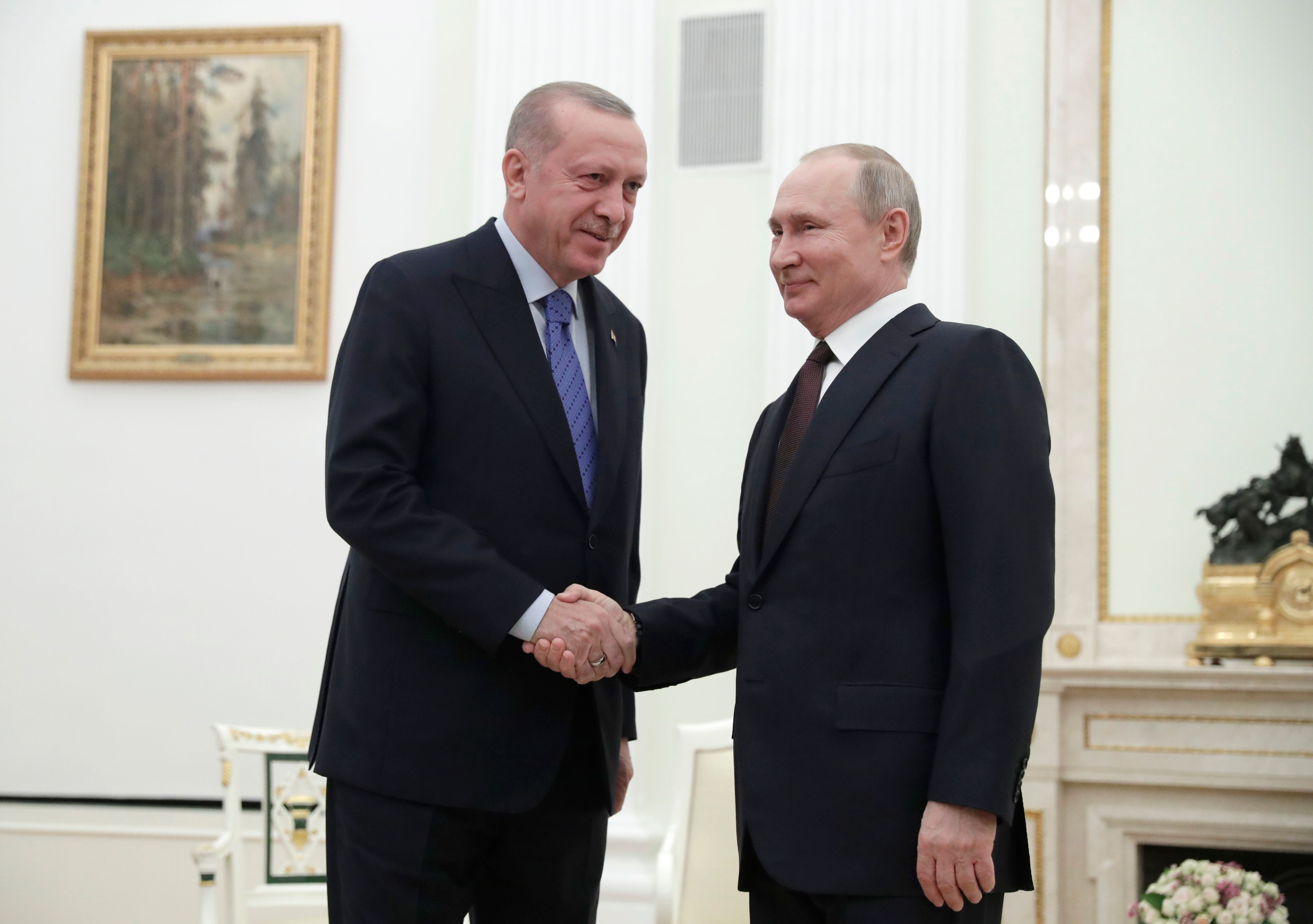 Presiden Rusia Vladimir Putin (kanan) bertemu Presiden Turki Recep Tayyip Erdogan di Kremlin, Moskow, Rusia, Kamis (5/3).