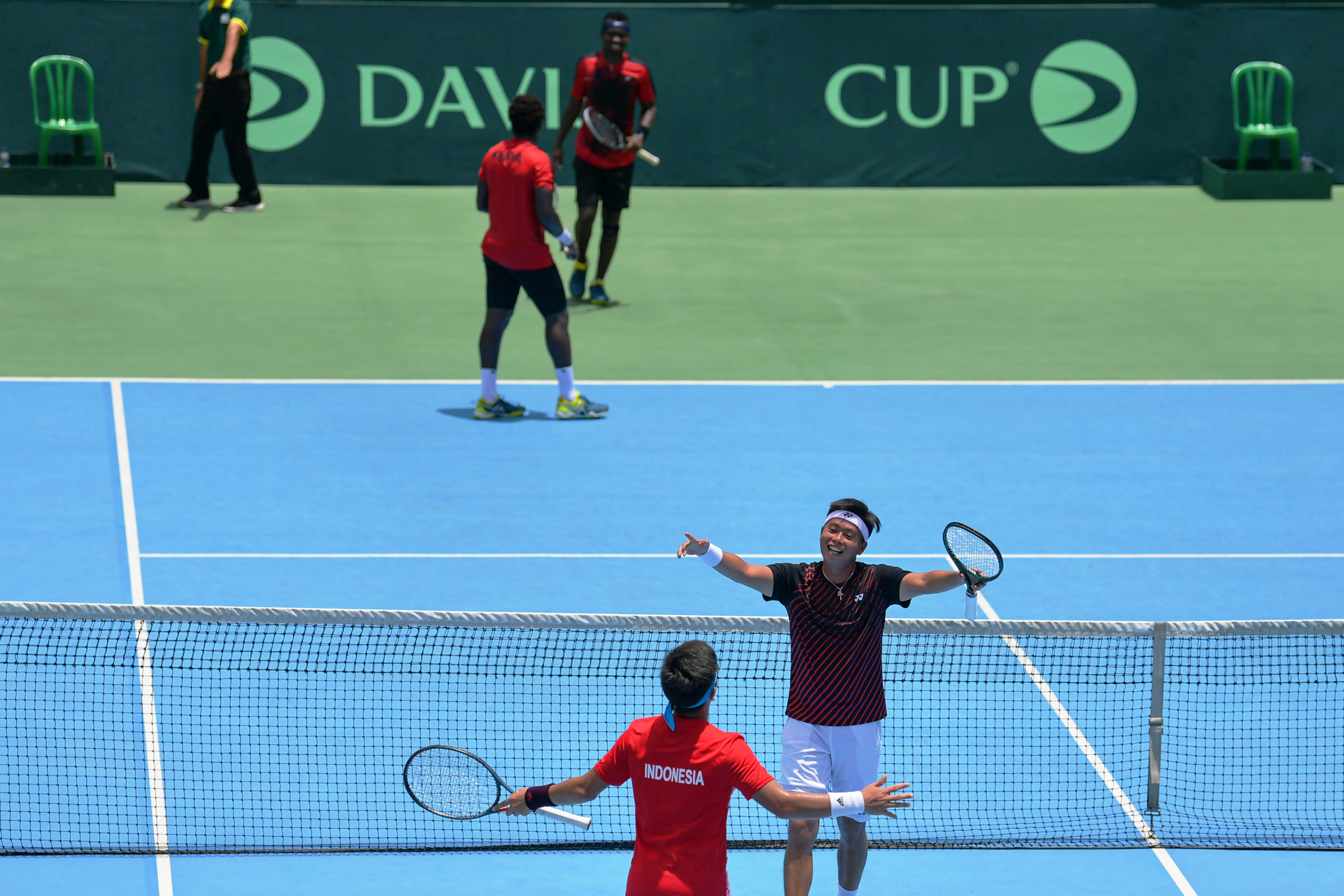 Petenis ganda putra Indonesia David Agung Susanto (kanan) dan Christopher Rungkat (kiri) meluapkan ekspresi susai mengalahkan ganda Kenya.