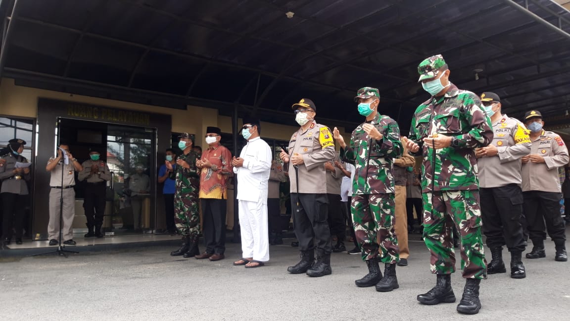 Gubernur Kalsel Sahbirin Noor (bau putih) memimpin langsung upaya penanganan wabah covid-19, Selasa (31/3/2020).