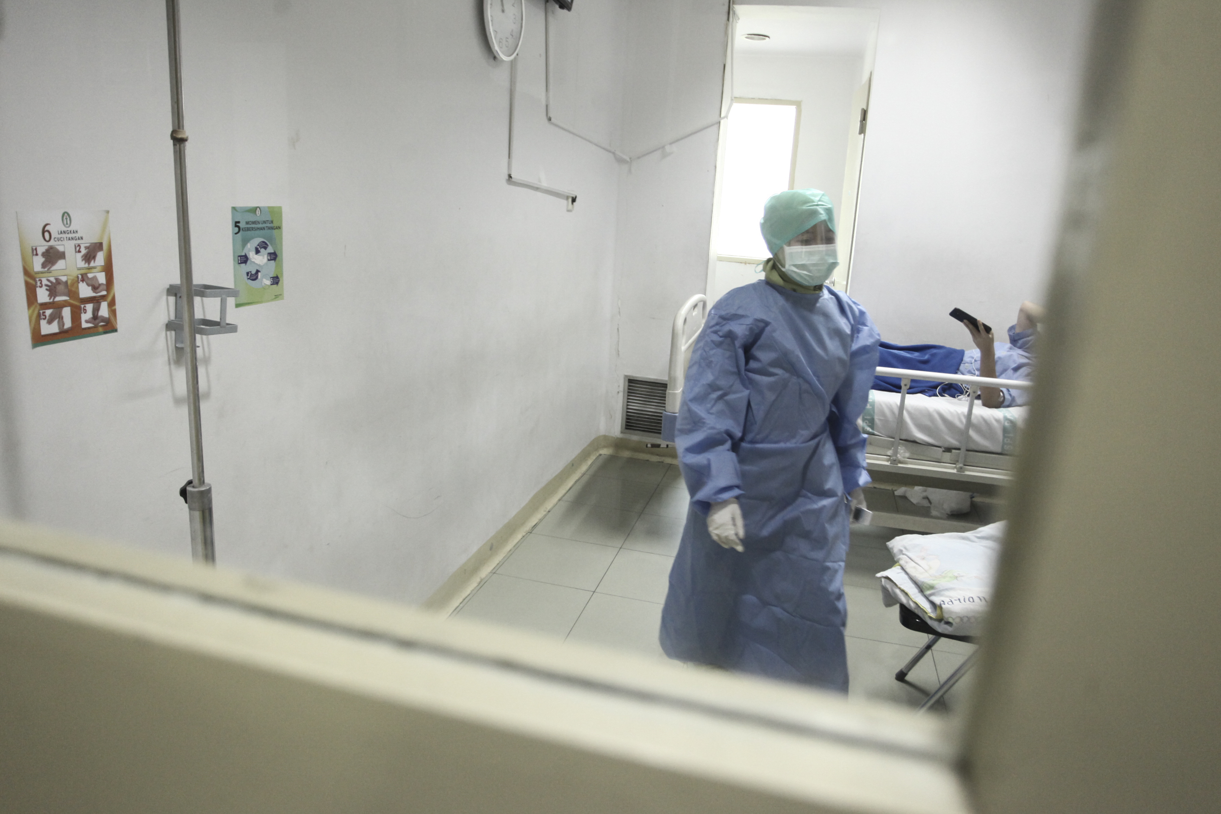 Perawat berjalan usai melakukan pemeriksaan di RSPI Sulianti Saroso, Jakarta.