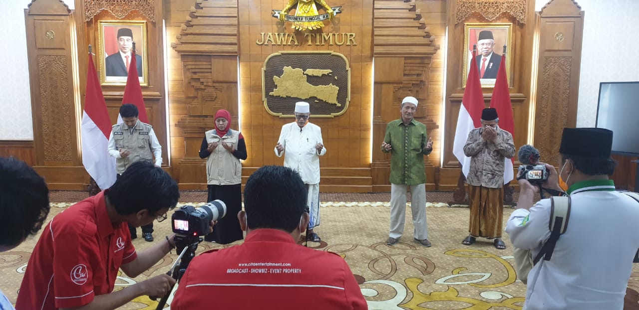 Gubernur Jatim Khofifah Indar Parawansan berdoa bersama ulama Jatim. 