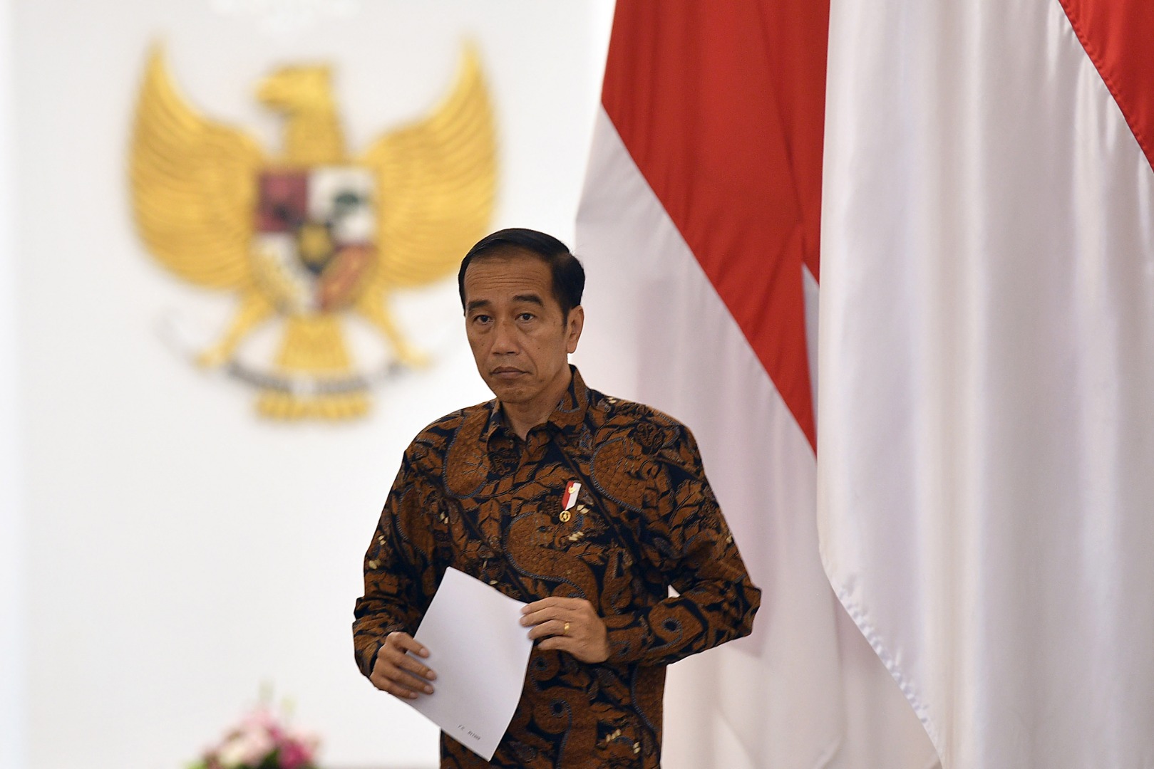 Presiden Joko Widodo tiba untuk menyampaikan keterangan pers terkait penangangan COVID-19 di Istana Bogor, Jawa Barat, Minggu (15/3/2020).