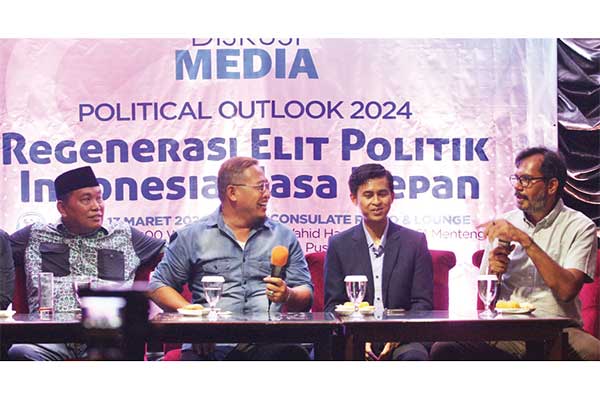 Kurnia, moderator Margi Syarif, dan Waketum Partai Gerindra Arief Poyuono saat Diskusi Political Outlook 2024, di Jakarta, kemarin