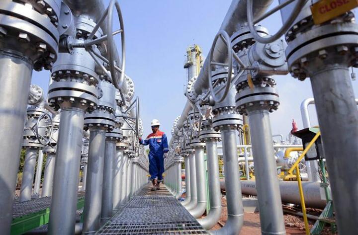 Ilustrasi - Petugas memeriksa jaringan pipa kilang minyak Pertamina. 