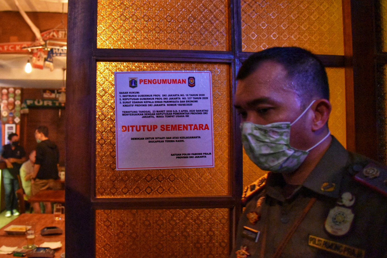 Satpol PP menutup sementara bar di kawasan Kemang, Jakarta zselatan untuk menghindari penularan Covid-19