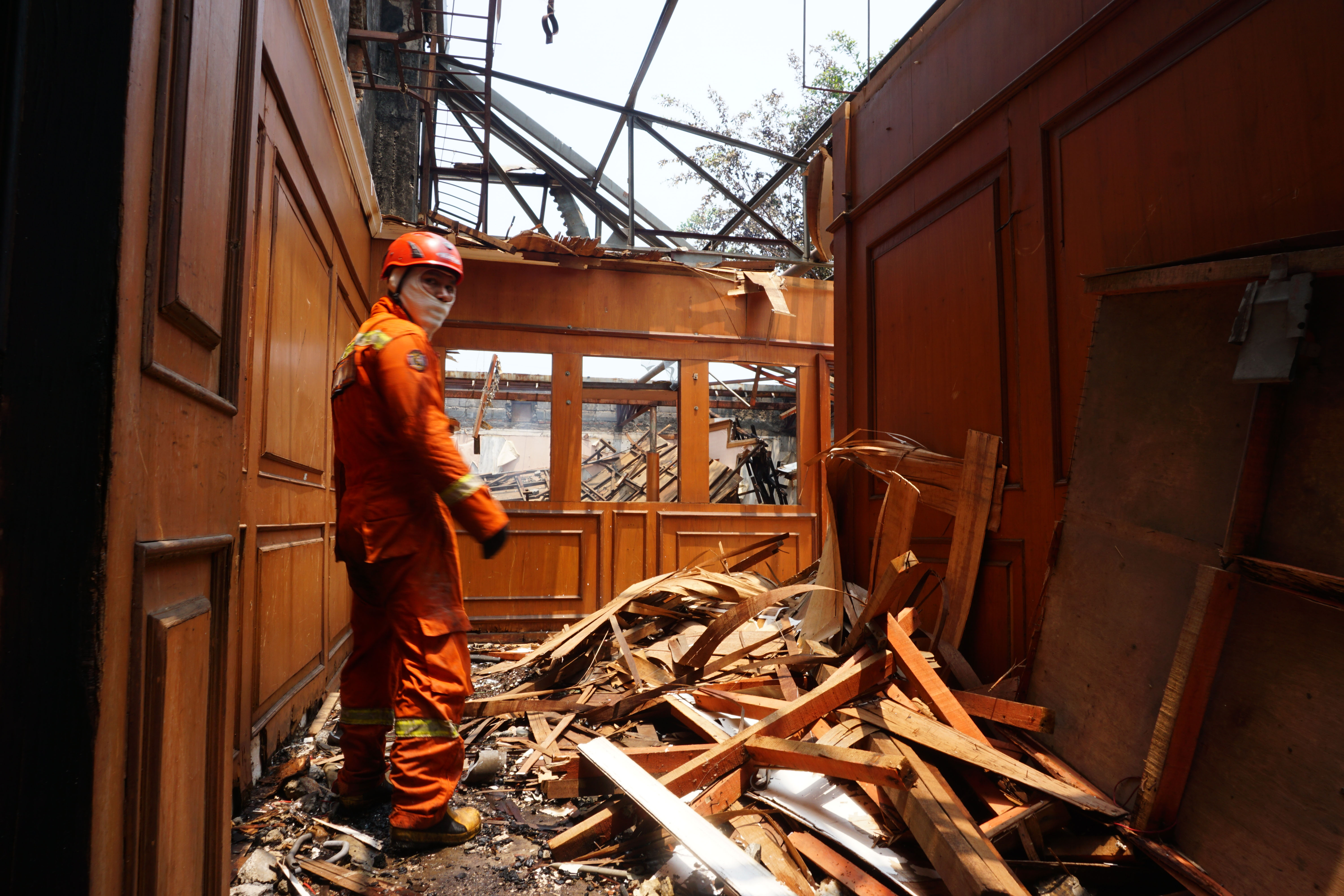  Petugas pemadam melakukan pengecekan pasca kebakaran di Gedung Hailai, Ancol, Jakarta Utara, Selasa (5/11/2019)