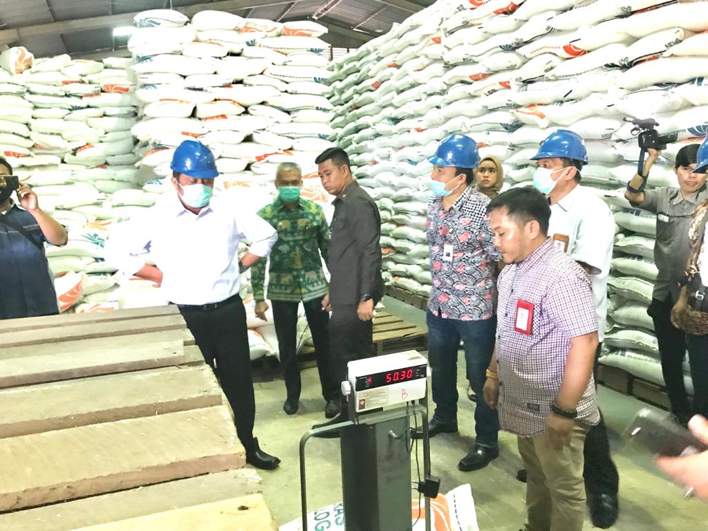 Gubernur Sumsel Herman Deru (kedua dari kiri) melakukan sidak pengecekan stok pangan di Gudang Bulog KM 9 Palembang.