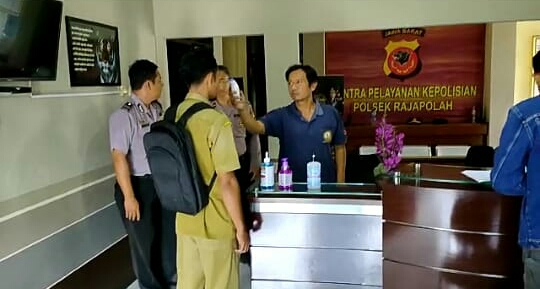 Pemeriksaan suhu tubuh di Polsek Rajapolah, Tasikmalaya Kota, Selasa (17/3/2020).