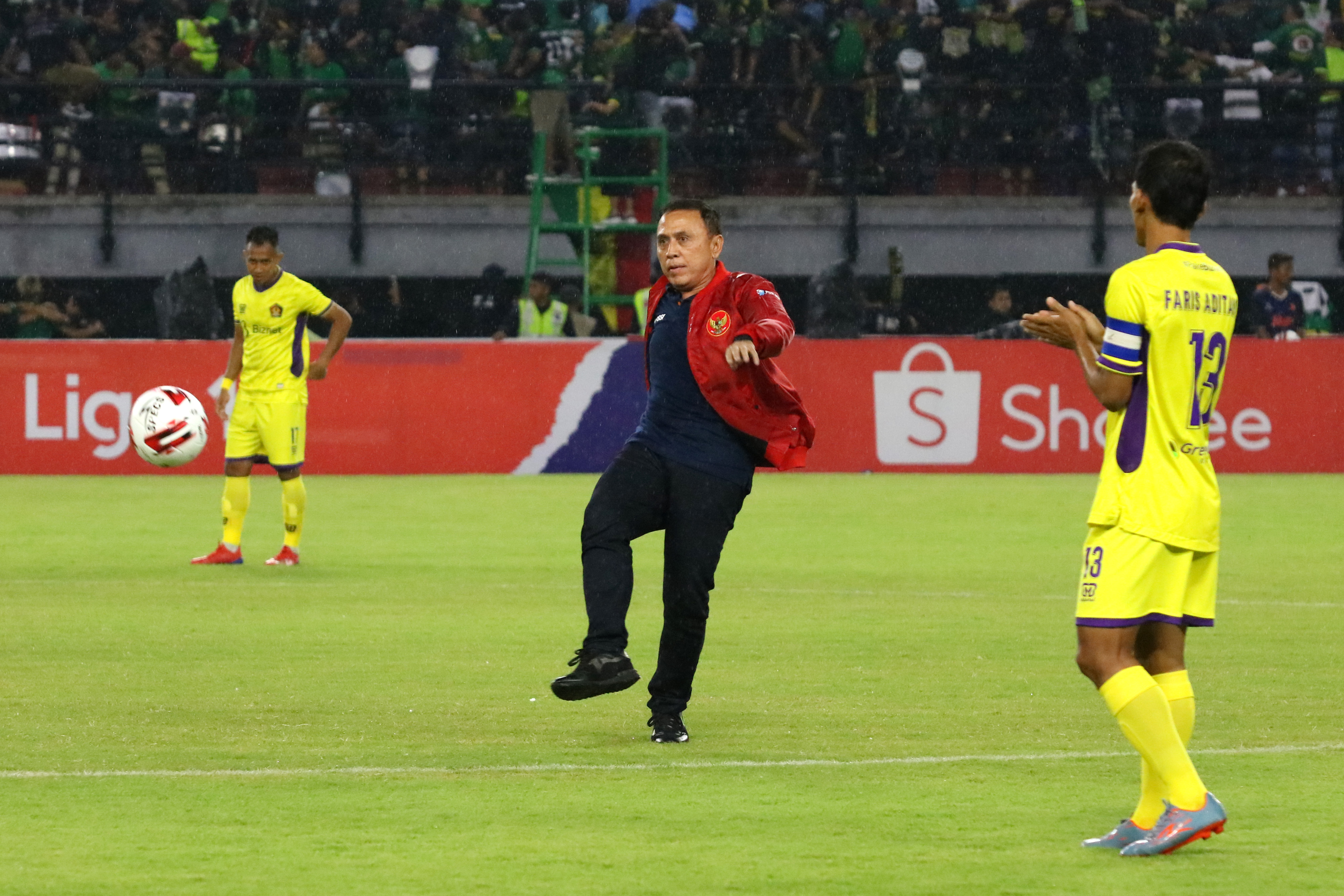 Ketua Umum PSSI Mochamad Iriawan menendang bola saat membuka pertandingan Liga 1 2020