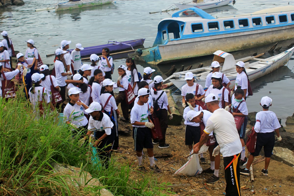 Para siswa memunguti sampah di pesisir Labuan Bajo, NTT.