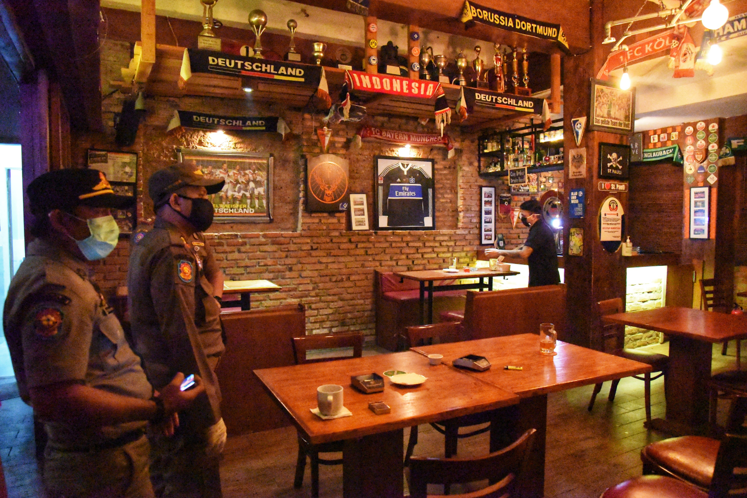  Petugas Satpol PP DKI Jakarta memasang stiker tempat usaha ditutup sementara di Kemang, Jakarta