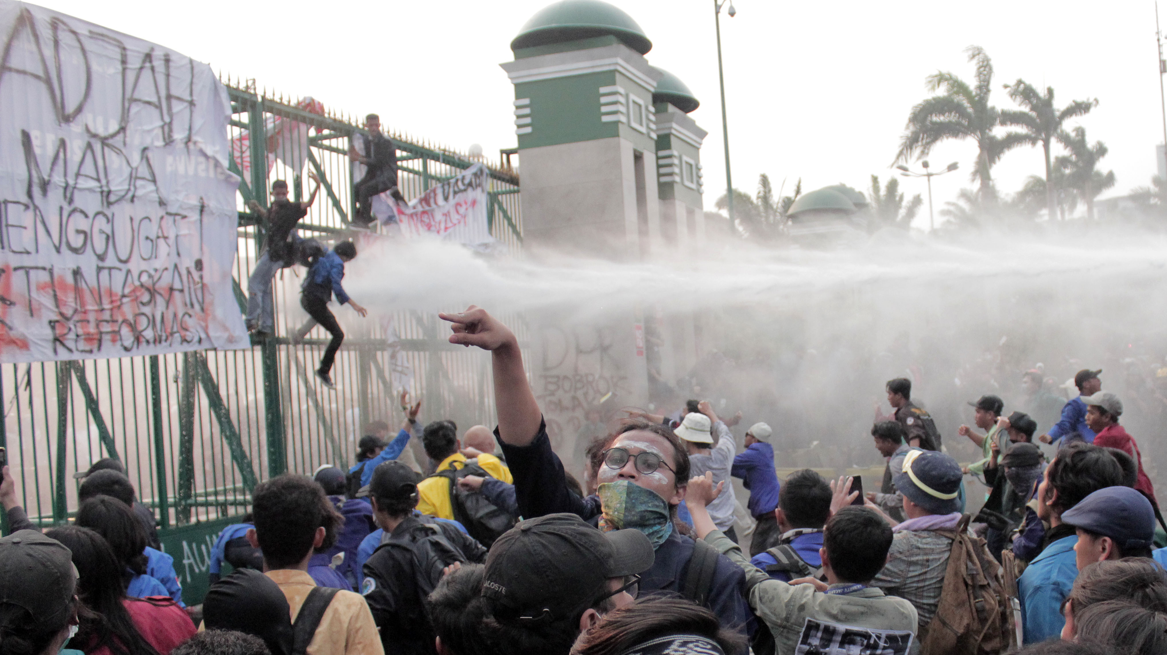 Pembubaran massa yang dilakukan TNI dan Polri demi keselamatan bersama