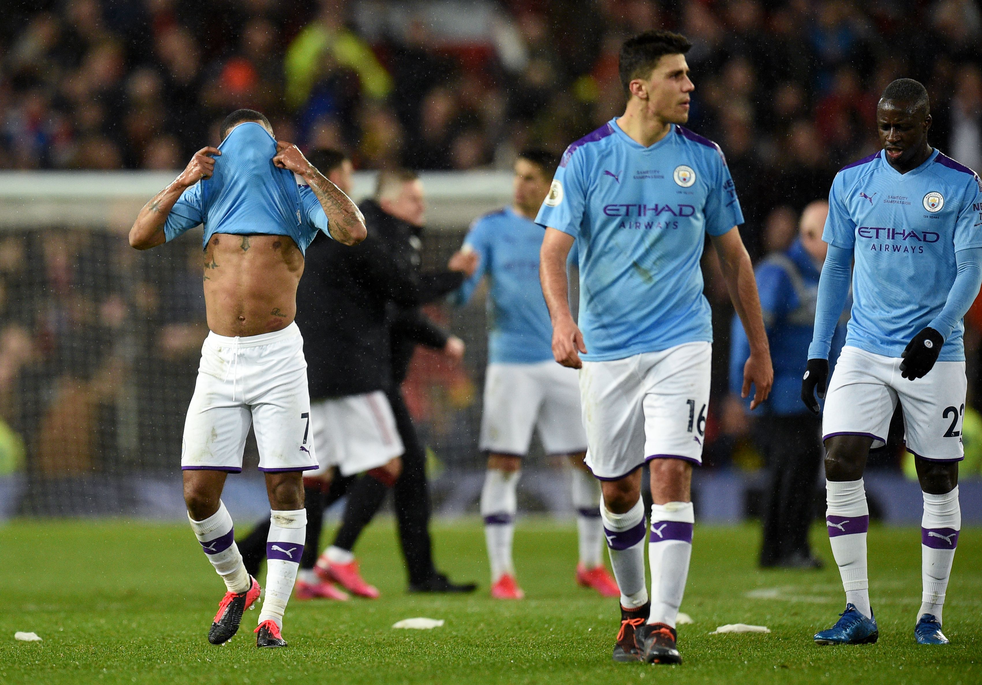Para pemain Manchester City bereaksi setelah kebobolan gol kedua mereka selama pertandingan sepak bola Liga Primer Inggris  
