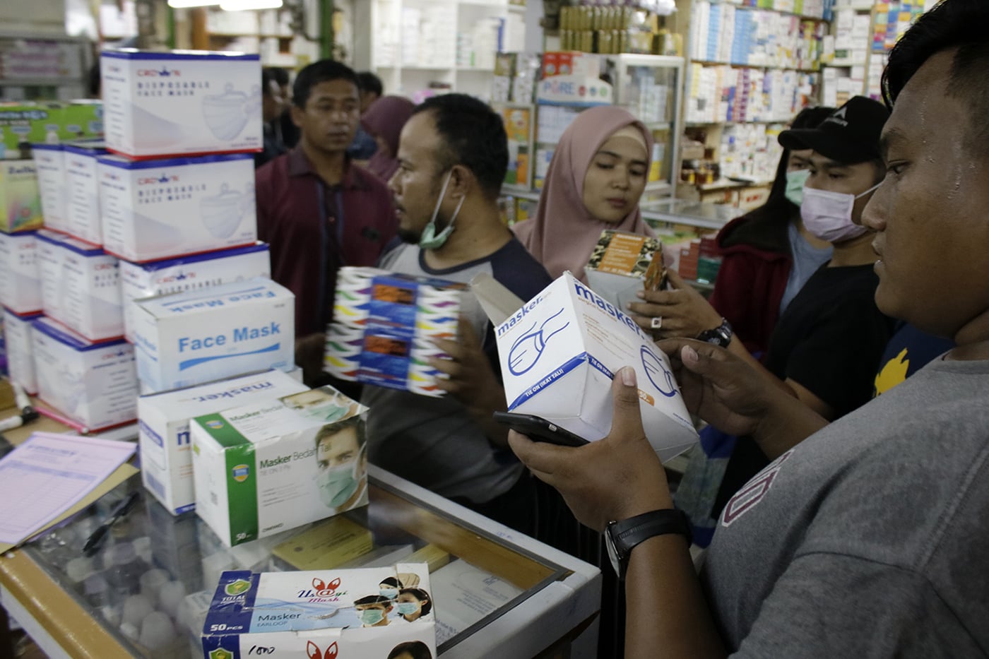 Calon pembeli memilih masker di Pasar Pramuka, Jakarta, Senin (2/3/2020).