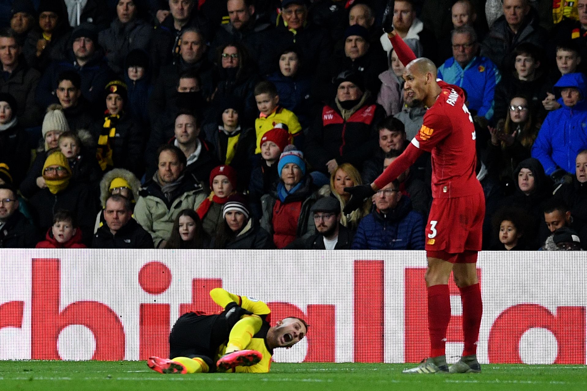 Gerard Deulofeu (kiri) mengalami cedera dalam laga Liga Primer Inggris melawan Liverpool.