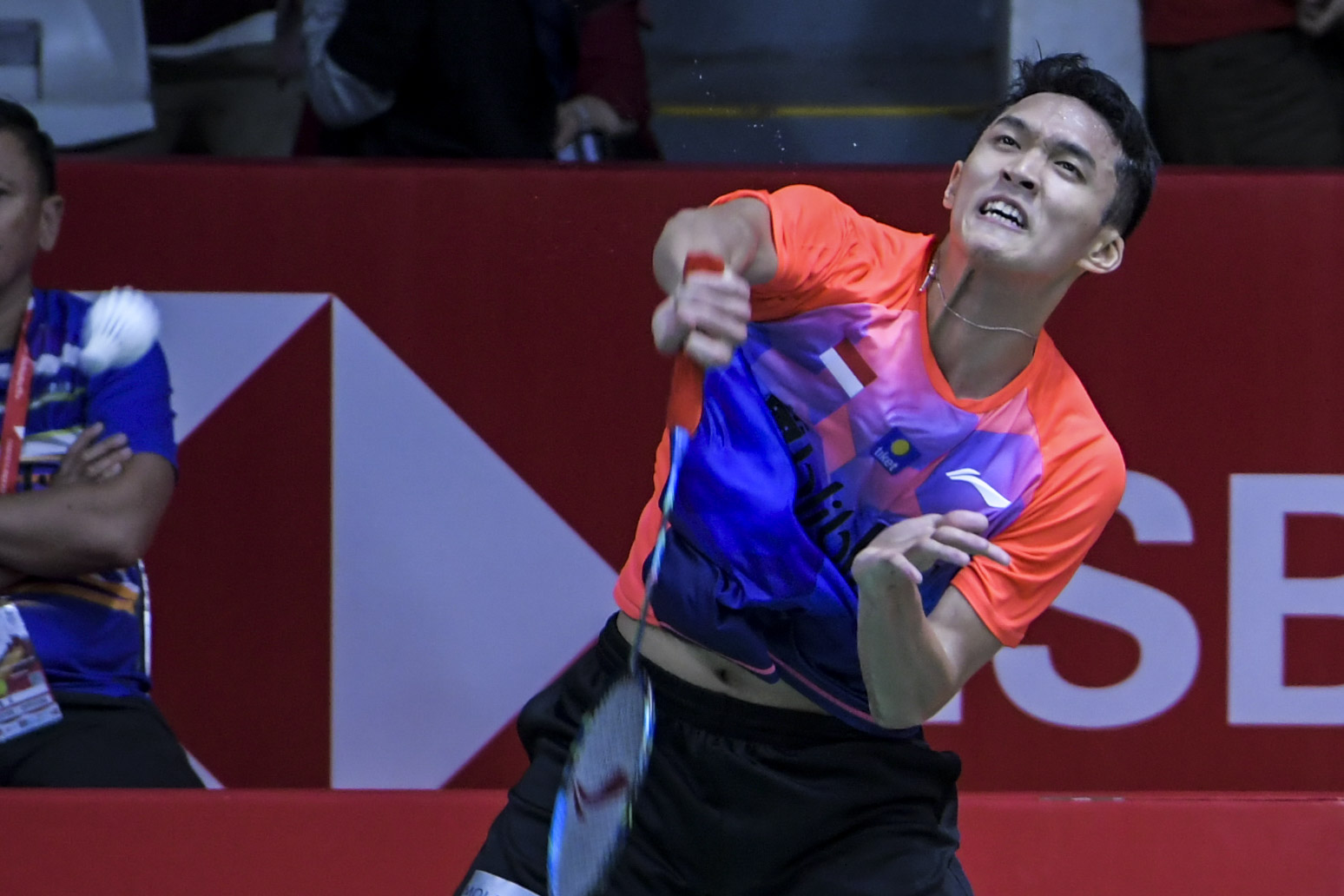 Pebulu tangkis tunggal putra Indonesia Jonatan Christie mengembalikan kok ke arah lawan dalam Indonesia Masters 2020.