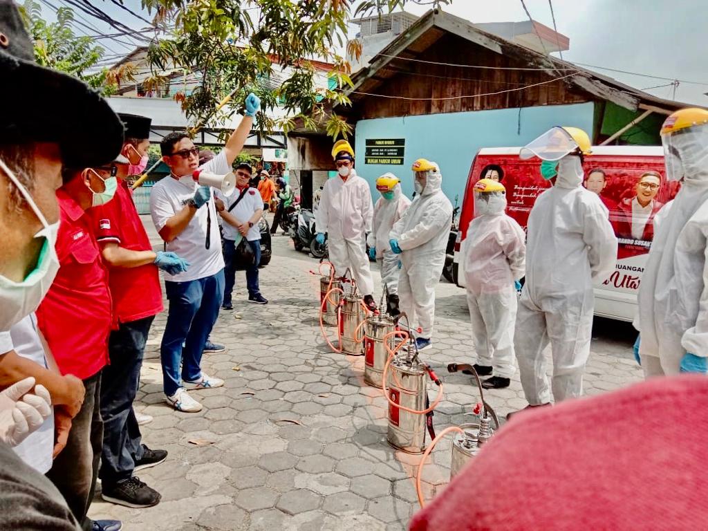 Penyemprotan disinfektan di Pegangsaan Dua, Jakarta Utara