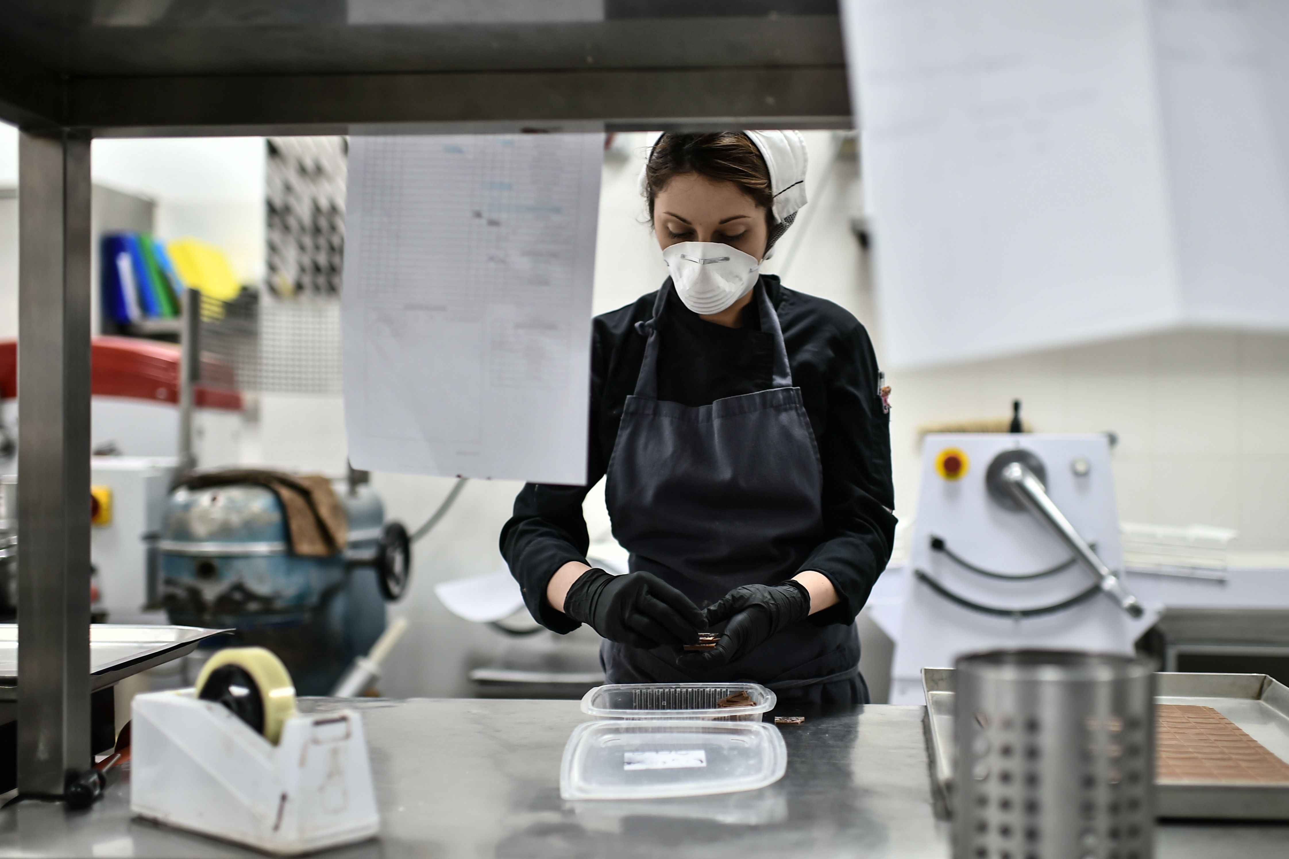 Pegawai dari toko kue dan pastri terkemua 'gerla' mengenakan masker untuk melindungi diri serangan virus korona.