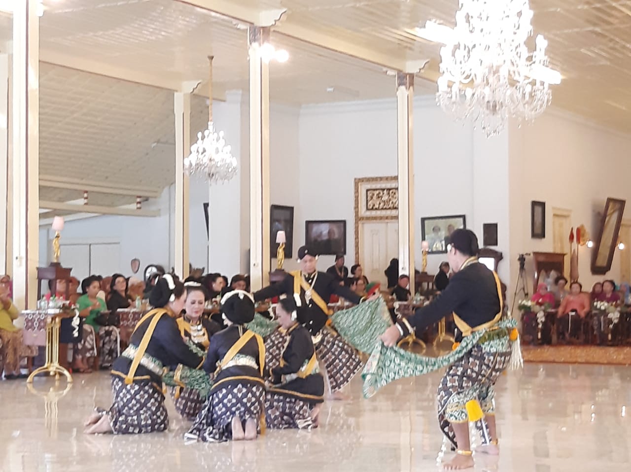 Para penari profesor sedang membawakan tarian Jawa tradisional Beksan Pitutur Jati ciptaan Paku Alam IX.