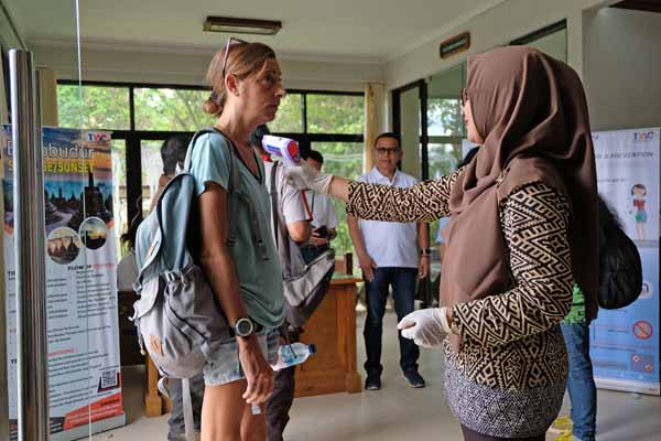 Petugas memeriksa suhu tubuh (thermal scanner) wisatawan mancanegara.