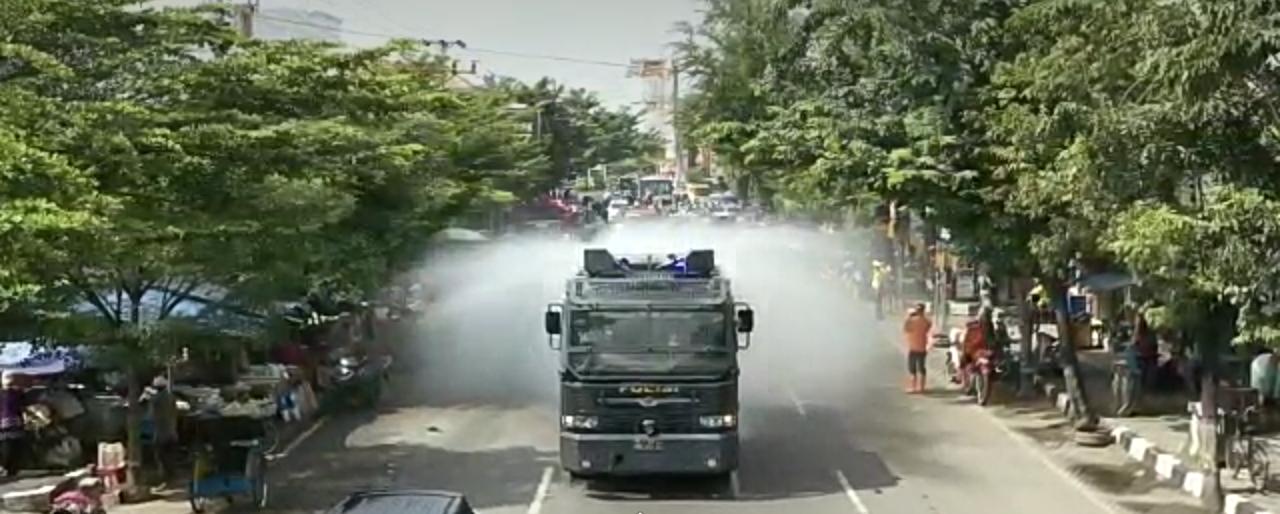 Water canon semprotkan disinfektan di jalur pantura