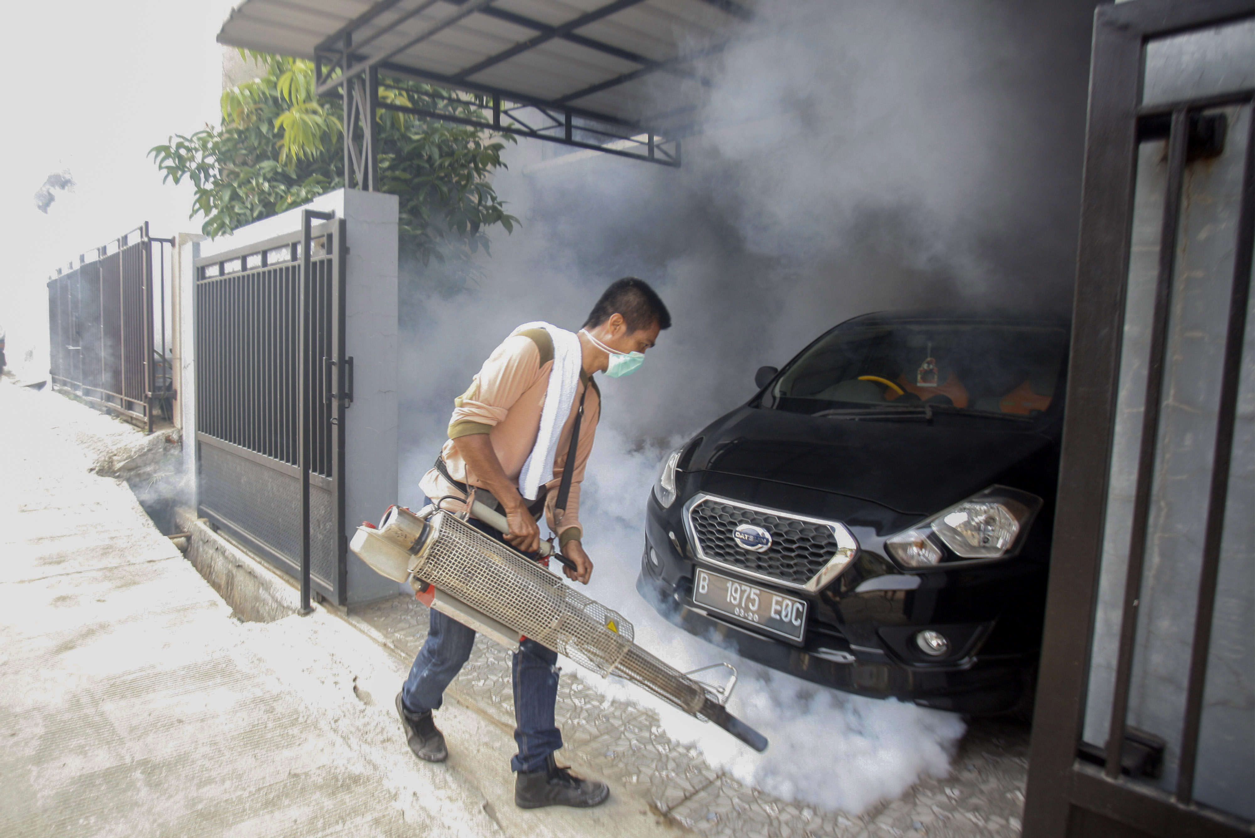  Petugas melakukan pengasapan (fogging) di Cimanggis Depok, Jawa Barat