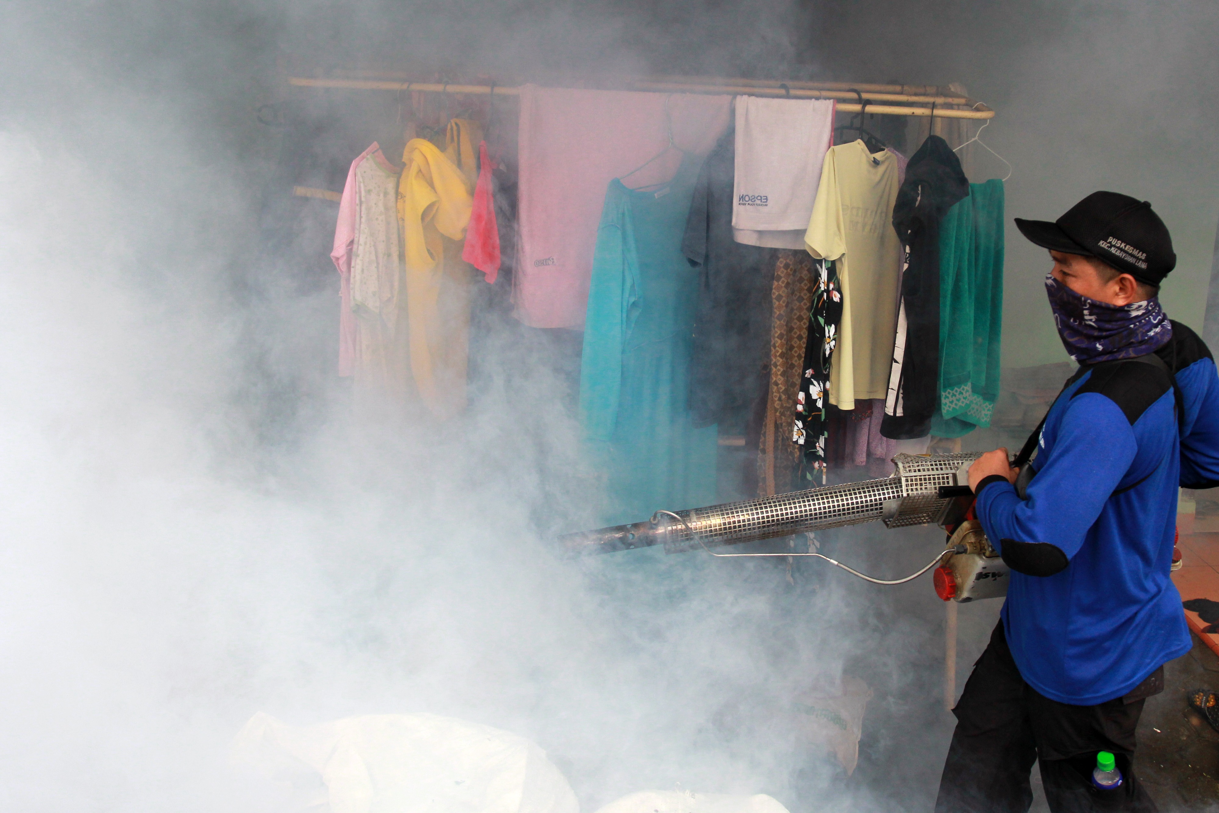 Petugas melakukan pengasapan untuk mencegah perkembangbiakan nyamuk Aedes Aegypti.