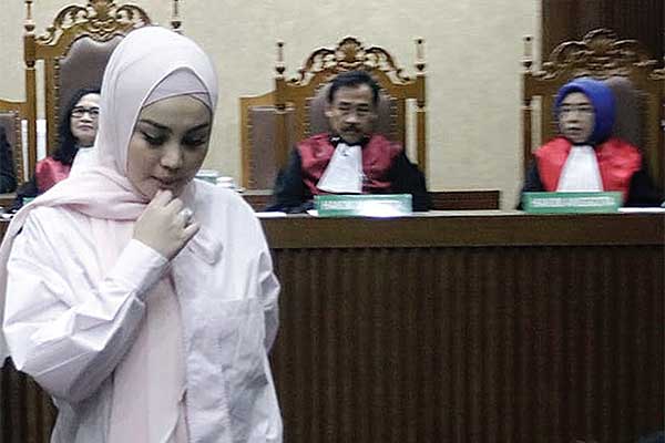 Artis Jennifer Dunn (kiri) menjadi saksi dalam kasus tindak pidana pencucian uang (TPPU) dan korupsi dengan terdakwa Tubagus Chaeri Wardana 