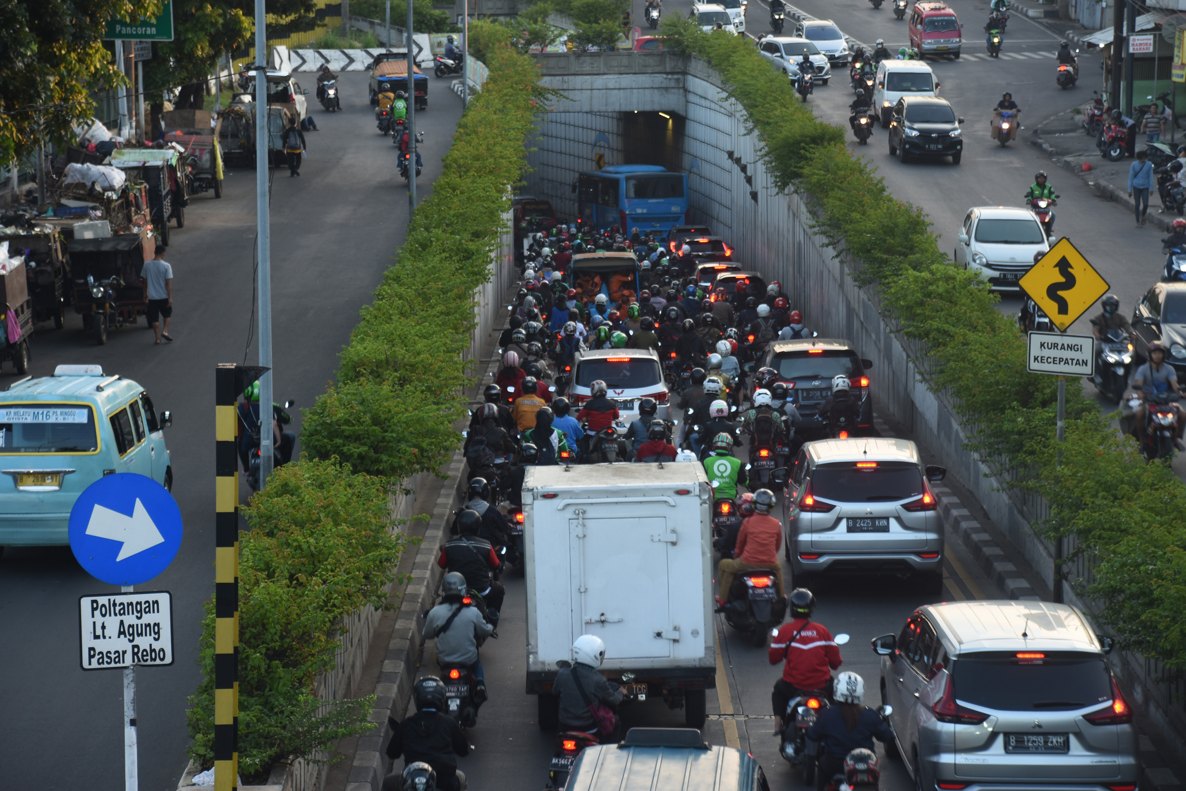 Pengendara kendaraan bermotor terjebak macet akibat penutupan Jalan Tanjung Barat Raya saat melintas di kawasan Pasar Minggu, Jakarta,.
