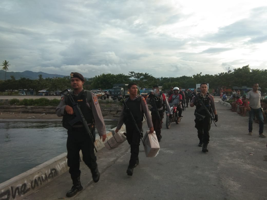 Personel Brimob dari Maumere dan Lembata membantu pengamanan di Desa Sandosi, Flores Timur