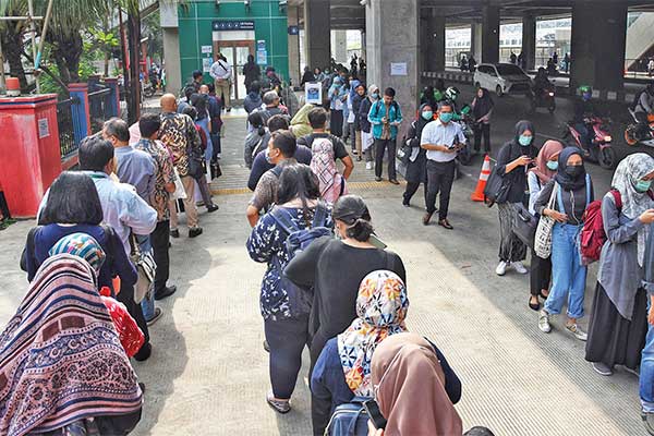 Calon penumpang kereta moda raya terpadu (MRT) antre masuk ke Terminal MRT Lebak Bulus, Jakarta Selatan, kemarin.