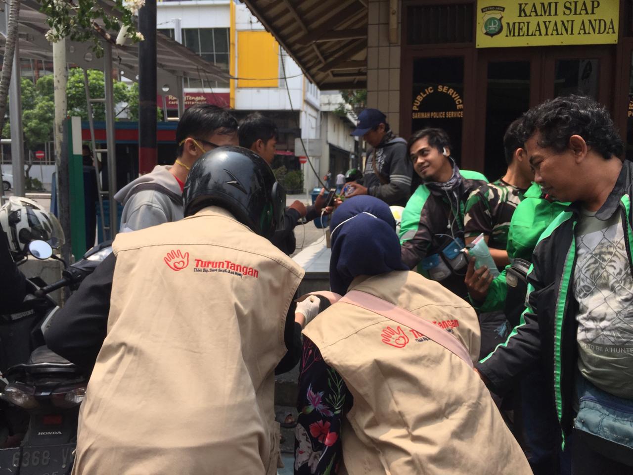 Komunitas TurunTangan Jakarta membagikan masker, masker, hand sanitizer, susu steril dan vitamin C kepada para pekerja informal.