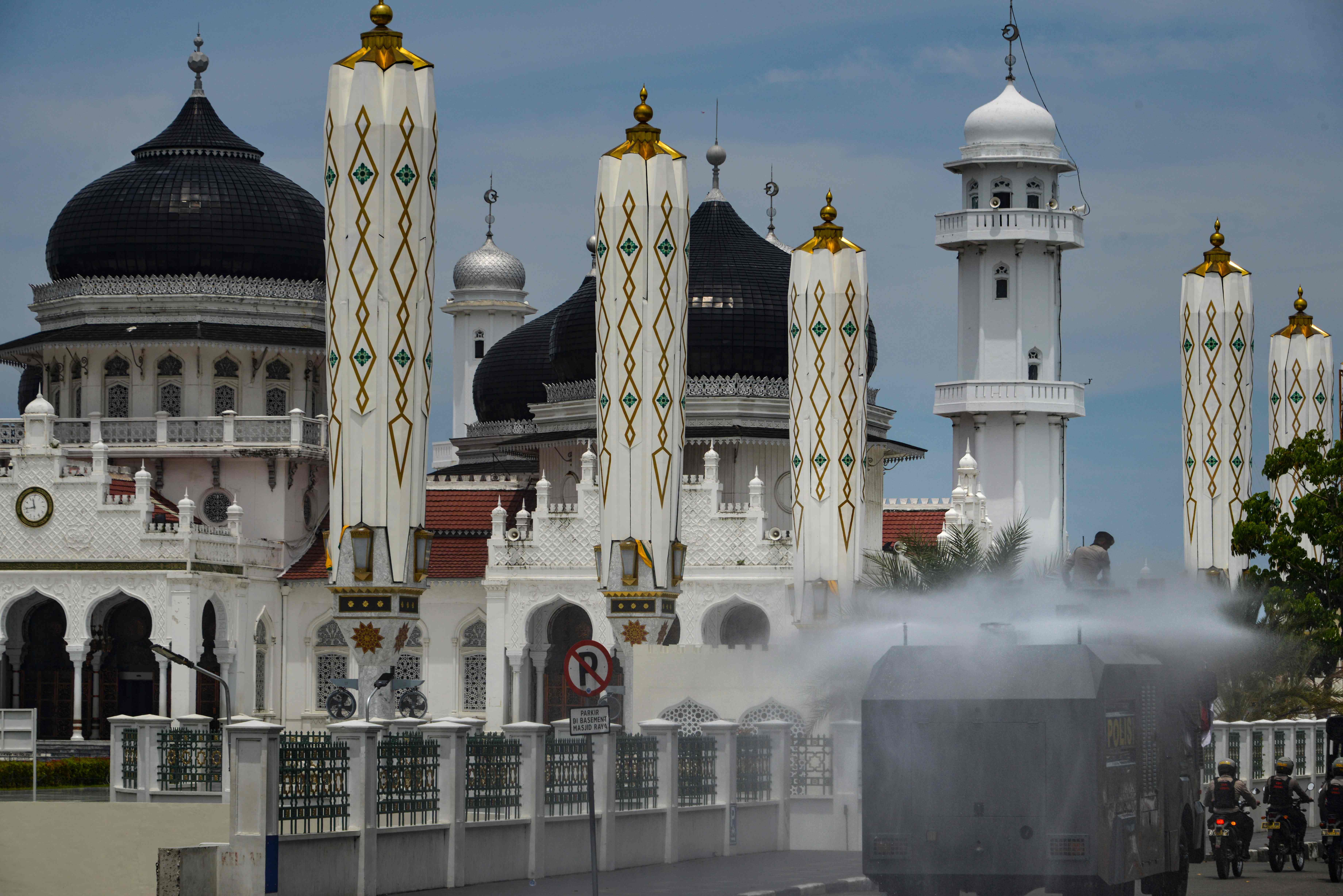 Petugas melakukan penyemprotan disinfektan di Banda Aceh pada 27 Maret 2020