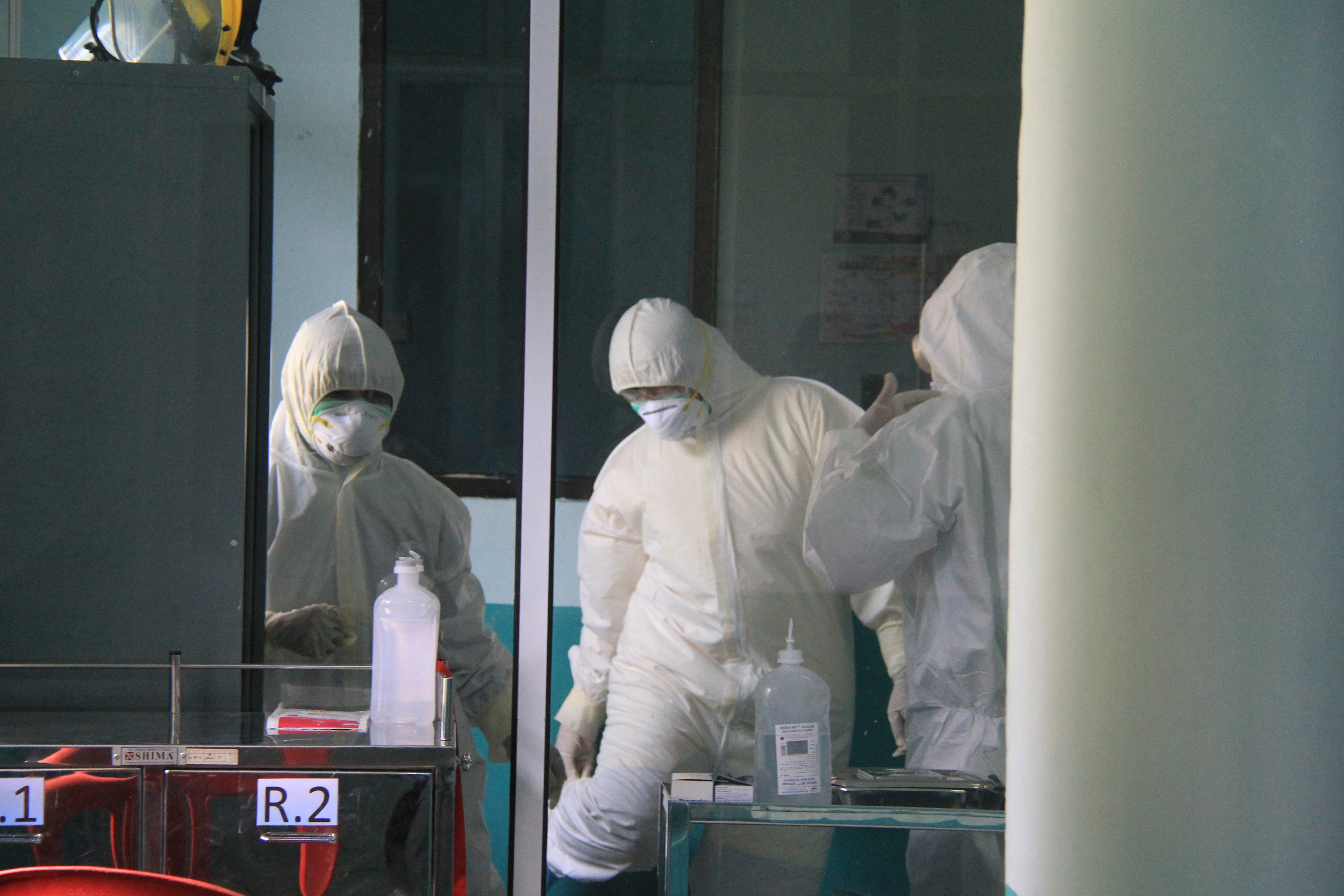 Petugas medis mengambil spesimen nasofaring dan orofaring pada pasien suspect Covid-19 di ruang isolasi di RSUD Dumai 