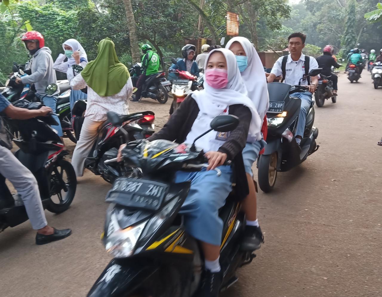 Sejumlah siswa SMAN 5 Sawangan, Depok, tiba di sekolah dengan memakai masker untuk mengikuti proses belajar. Selasa (3/3).
