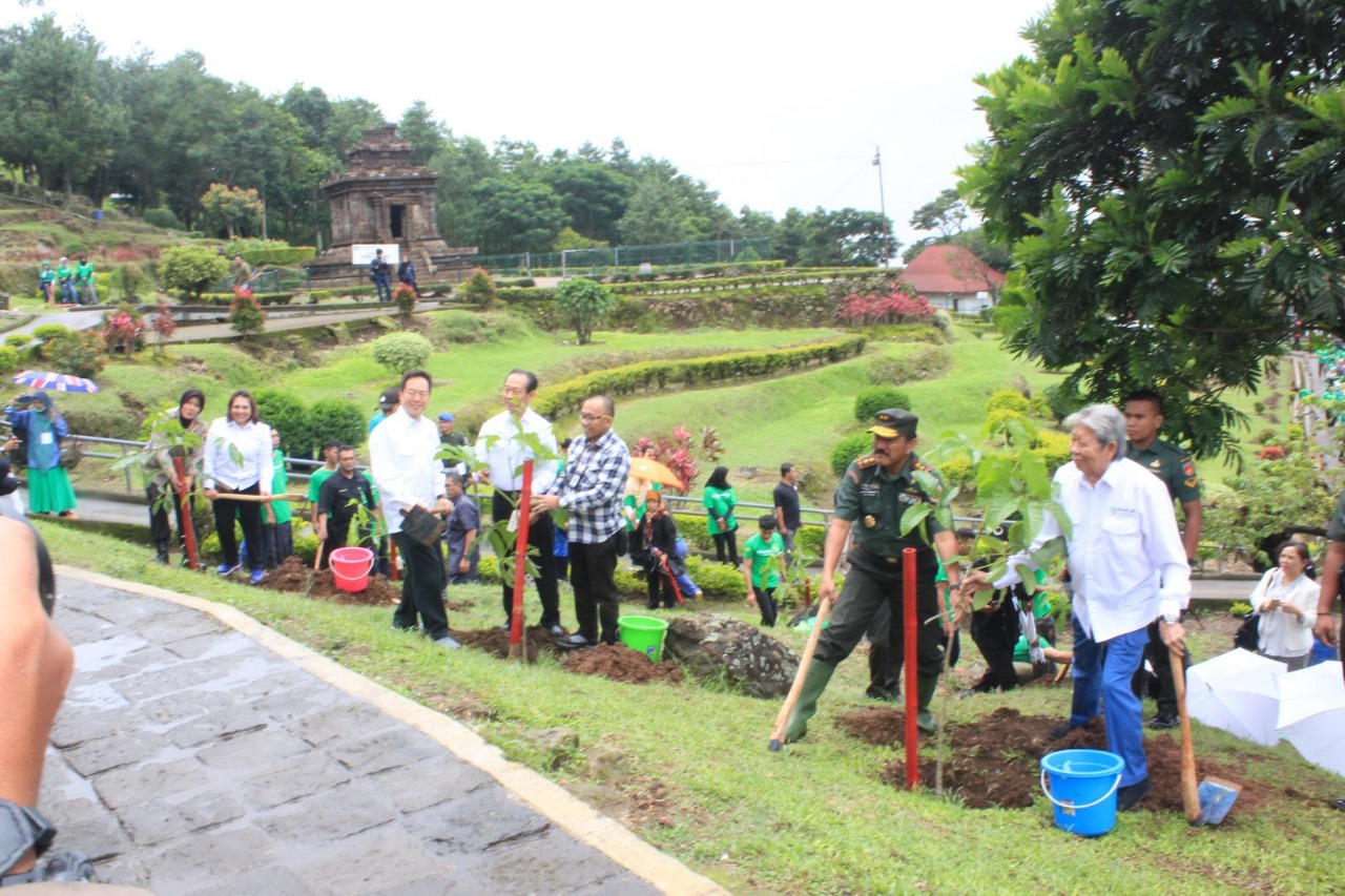 Penghijauan kawsan Candi Gedongsongo oleh ratusan mahasiswa Semarang, Jawa Tengah