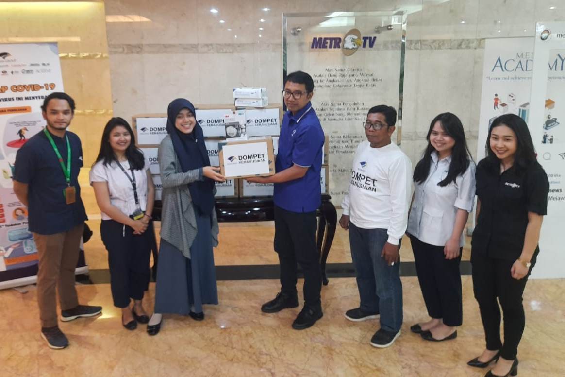 Penyerahan bantuan APD dari Dompet Kemanusiaan Media Group