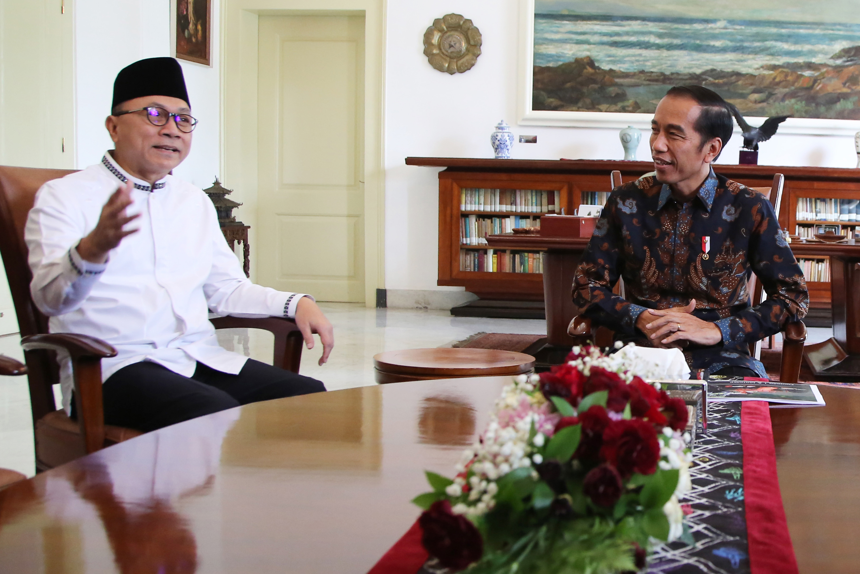 Ketua Umum PAN Zulkifli Hasan (kiri) bertemu dengan Presiden Joko Widodo di Istana Bogor, tahun lalu.