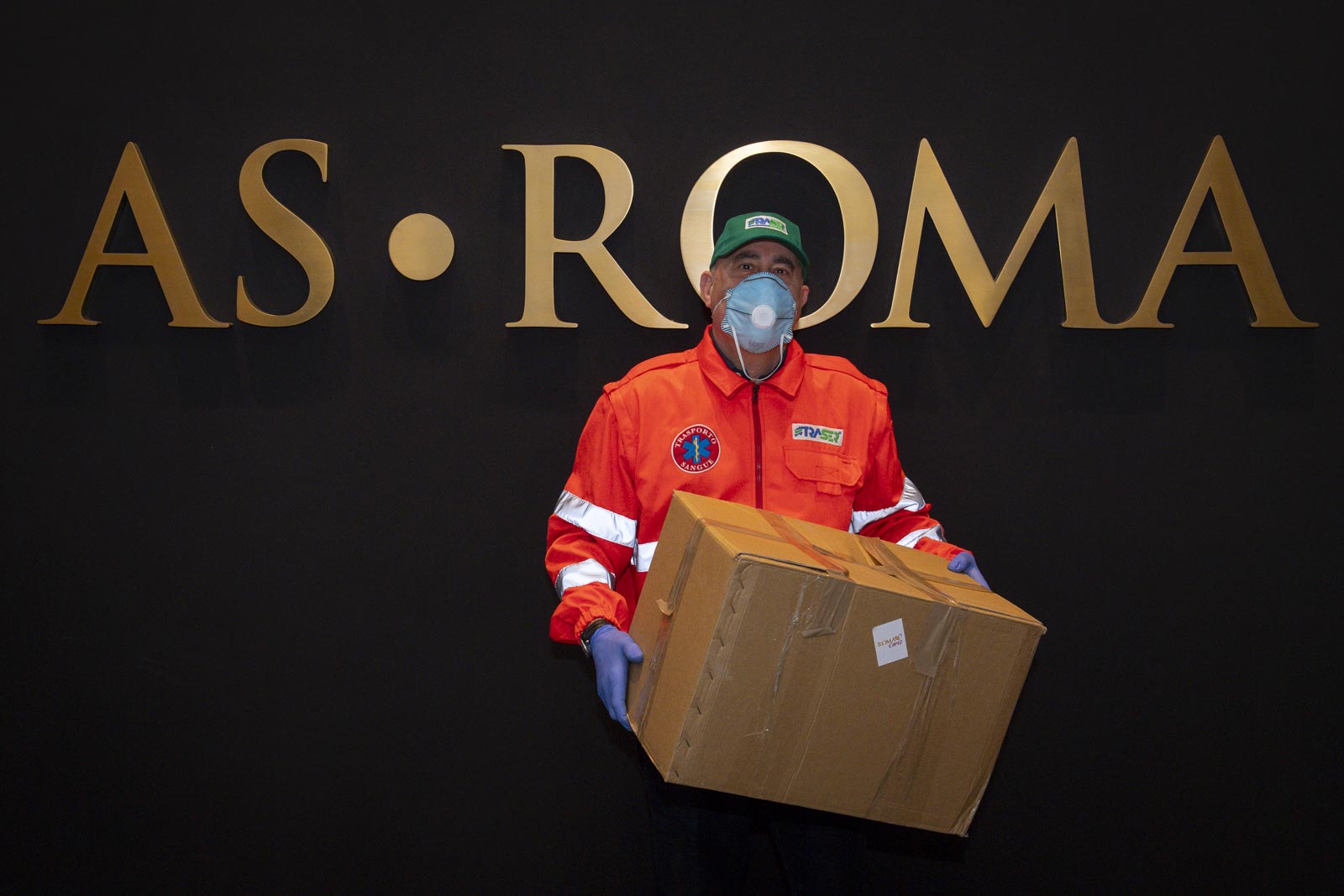 Seorang petugas membawa boks berisi alat kesehatan dari markas besar AS Roma.