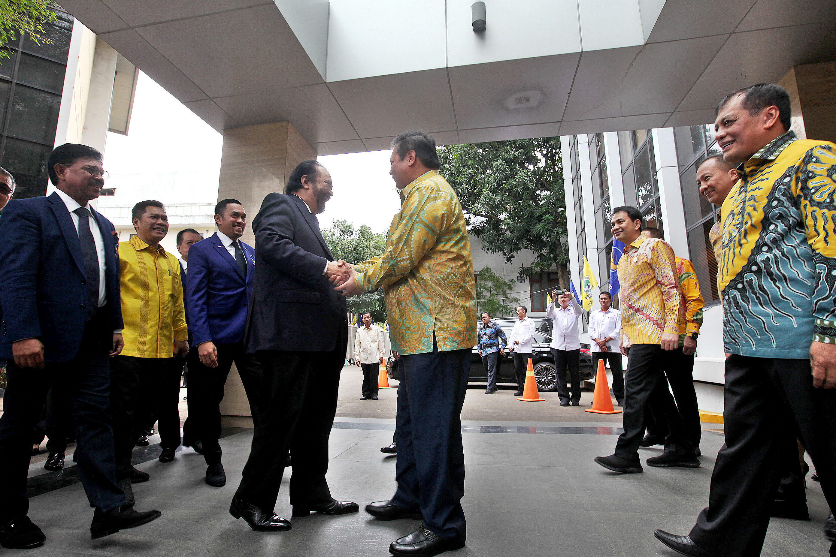 Ketua Umum Partai NasDem Surya Paloh (kedua kiri) bertemu dengan Ketua Umum Partai Golkar Airlangga Hartarto (kedua kanan).