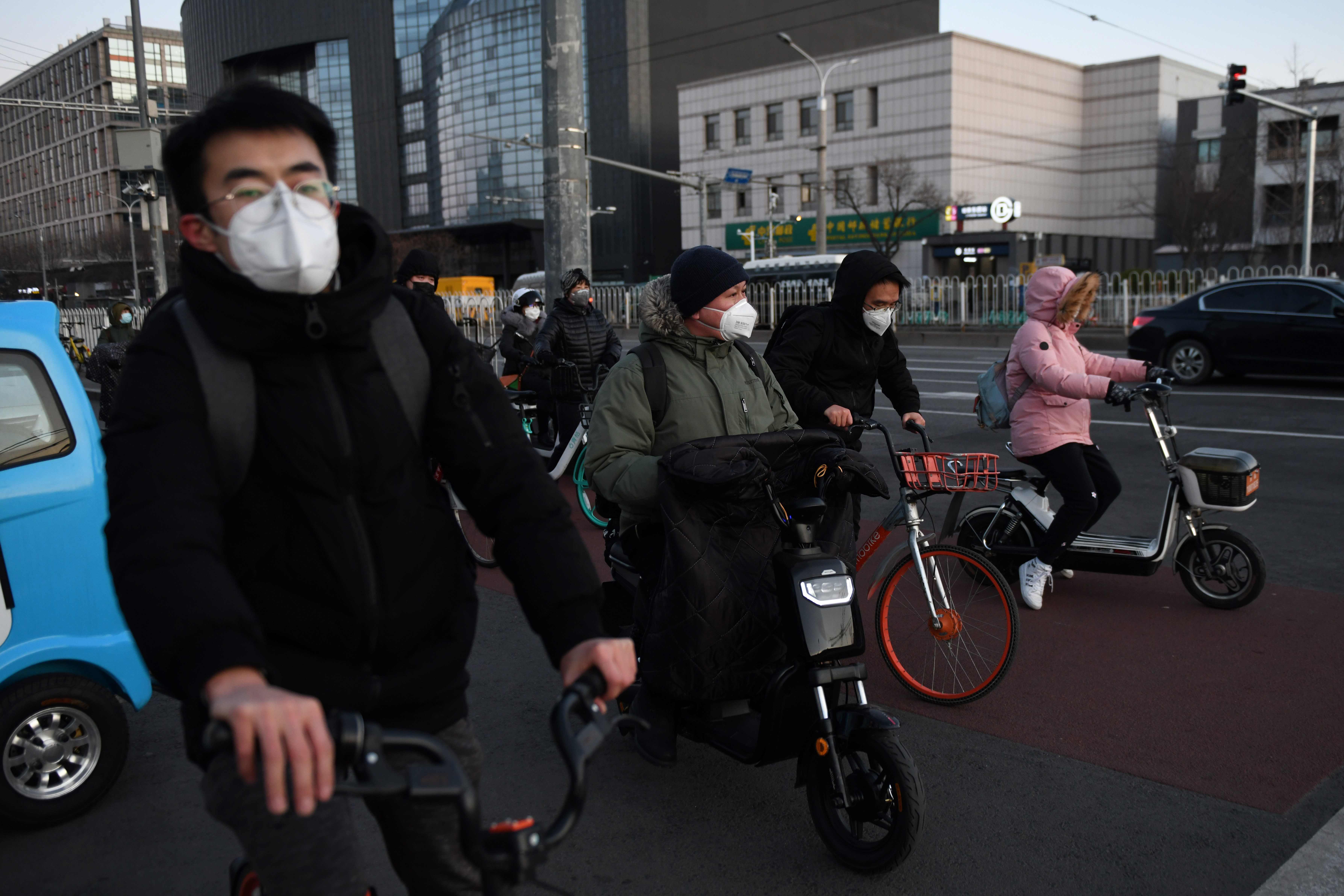 Warga Beijing mulai beraktivitas di luar rumah, Selasa (3/3/2020). Toko-toko dan mal sudah ramai dikunjungi orang. 