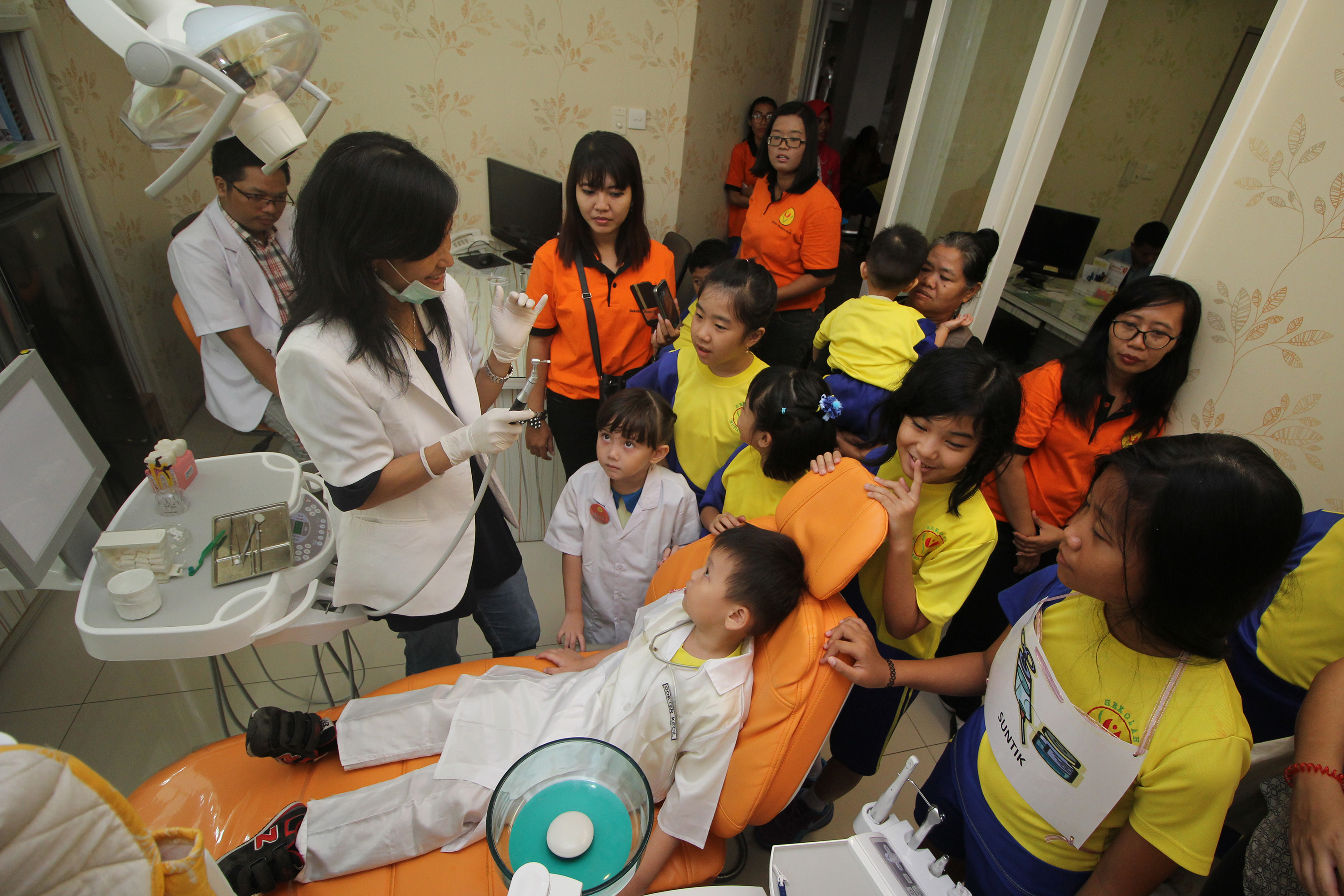 Sejumlah murid TK Mutiara Bunda, Surabaya mendengarkan penjelasan tentang perawatan kesehatan gigi di Rumah Sakit Mitra Keluarga, Surabaya.