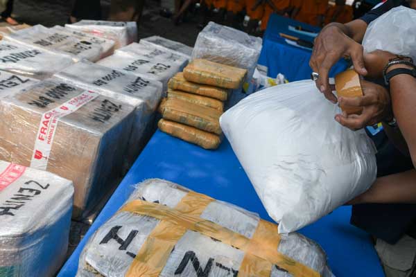 Ilustrasi : Anggota Badan Narkotika Nasional menunjukkan barang bukti nakotika usai ungkap kasus pemusnahan hasil tindak pidana narkoba.